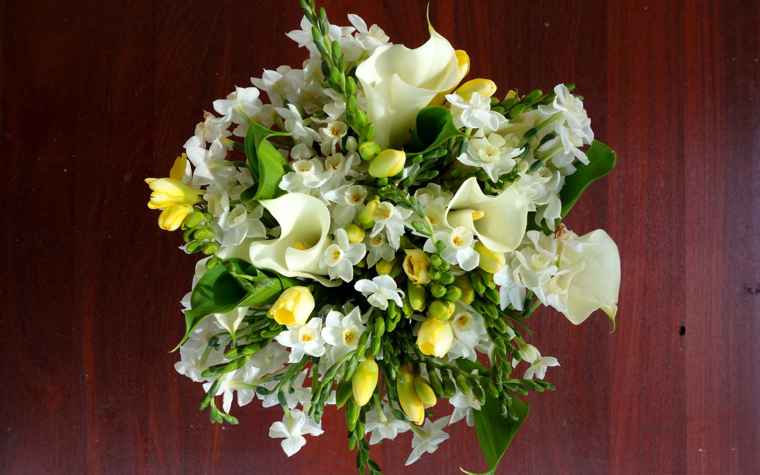 Нежные белые нарциссы и каллы в красивом букете