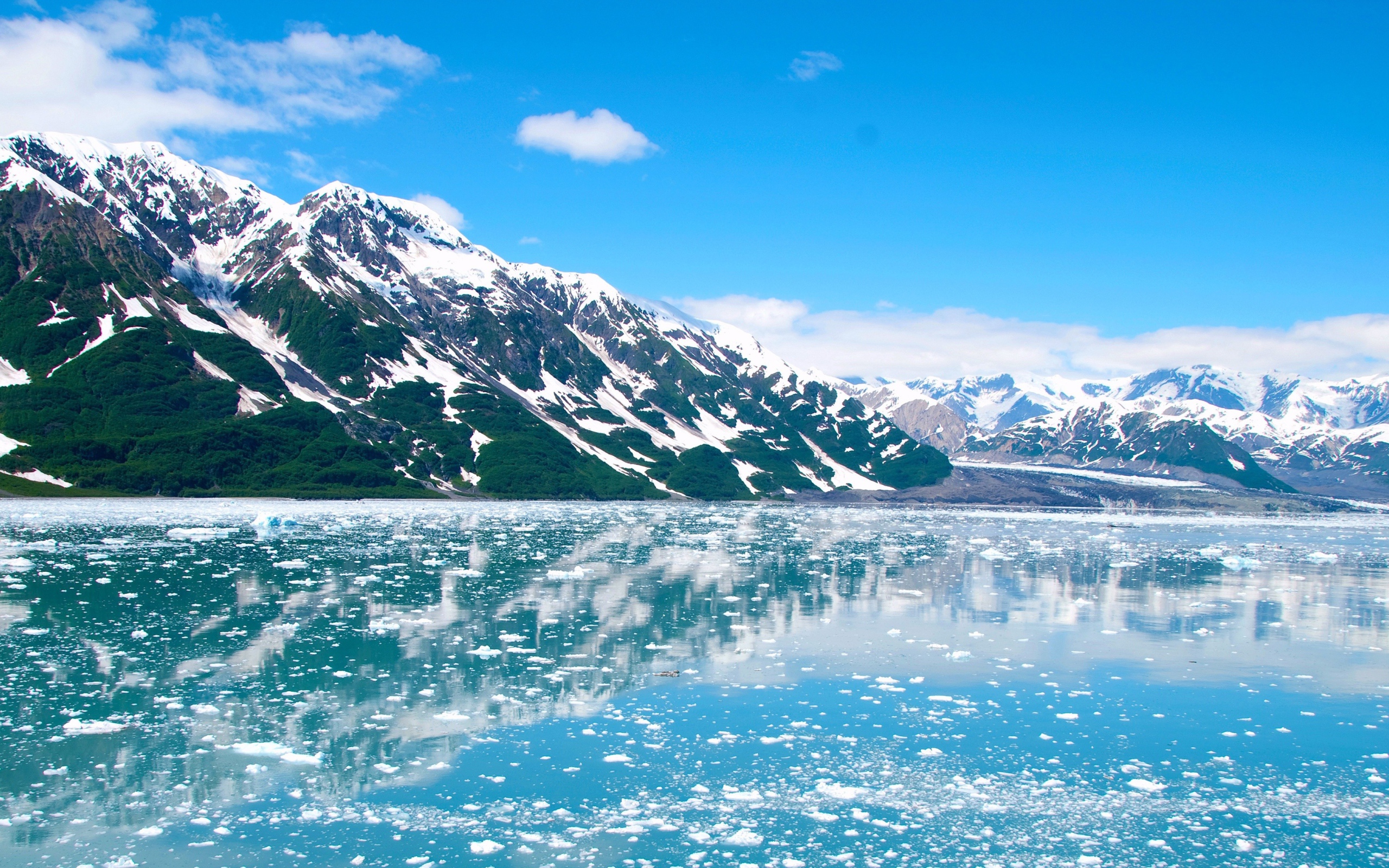 Заснеженные горы на берегу Балтийского моря 