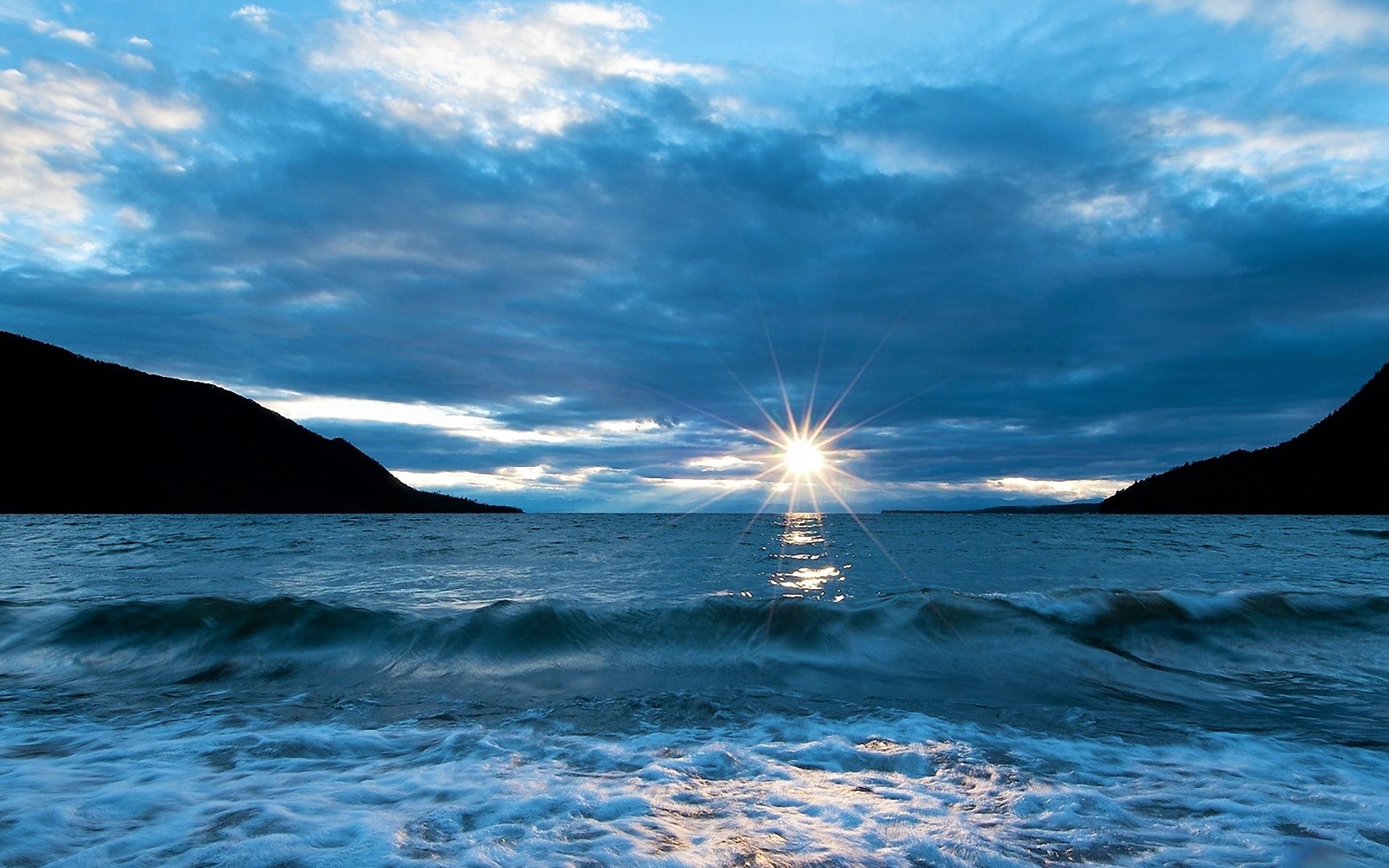 Закат летнего солнца над океаном