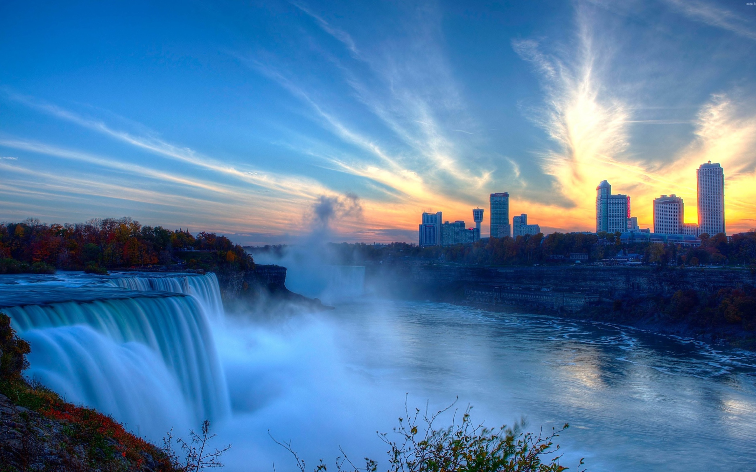 Ниагарский водопад под красивым небом