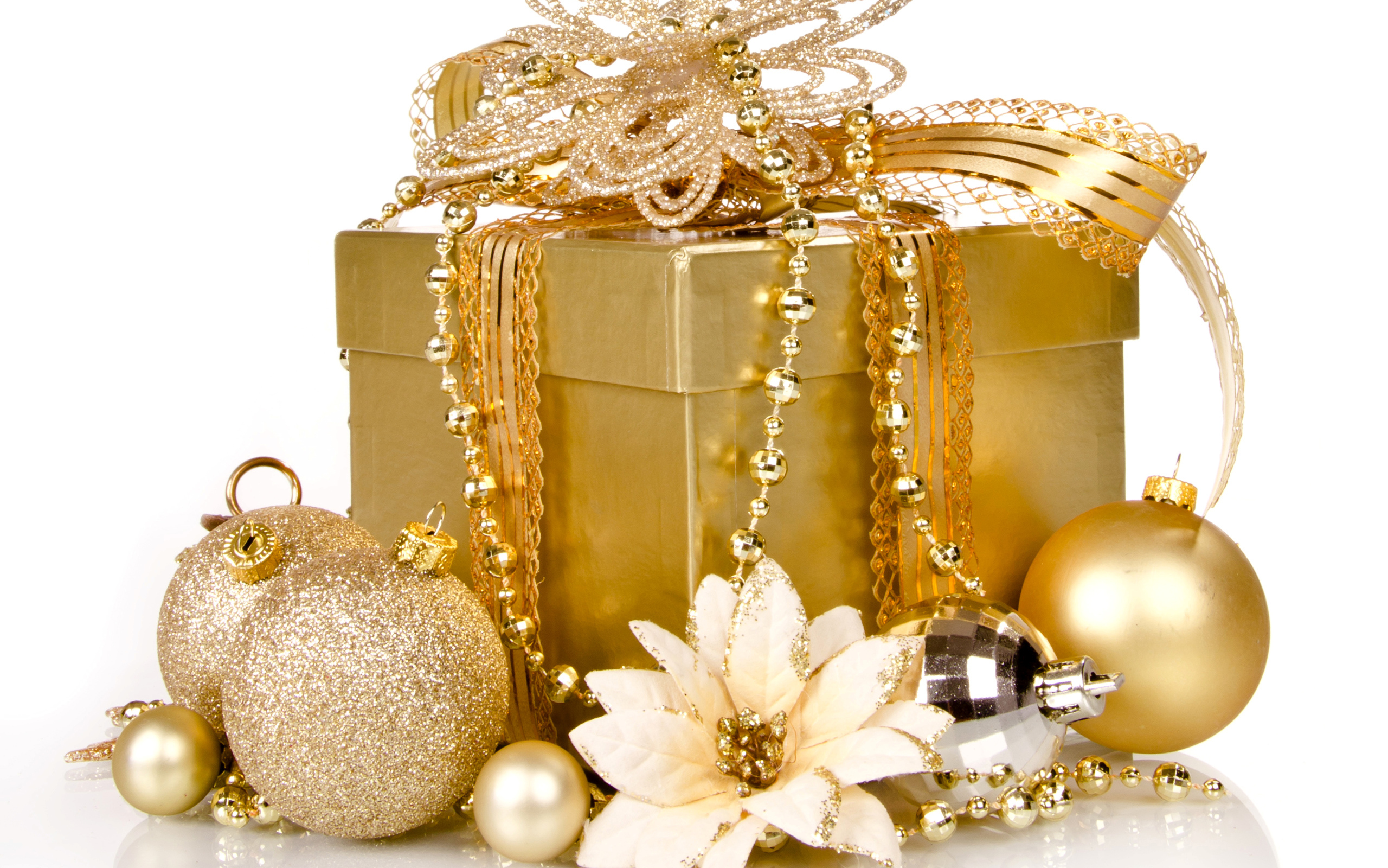 Коробка с Новогодним подарком с елочными  шариками на белом фоне