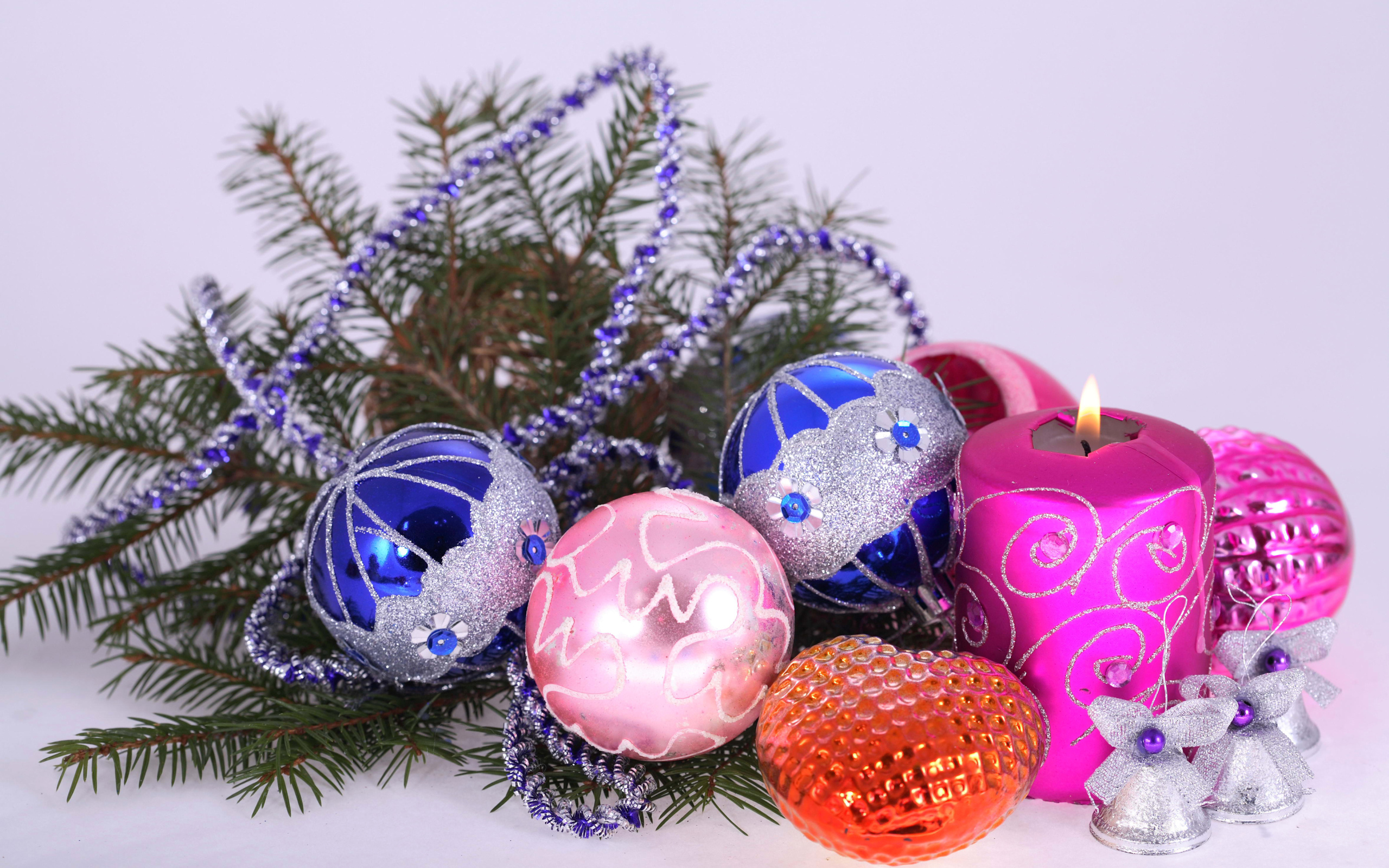 Красивые новогодние украшения с зеленой еловой веткой