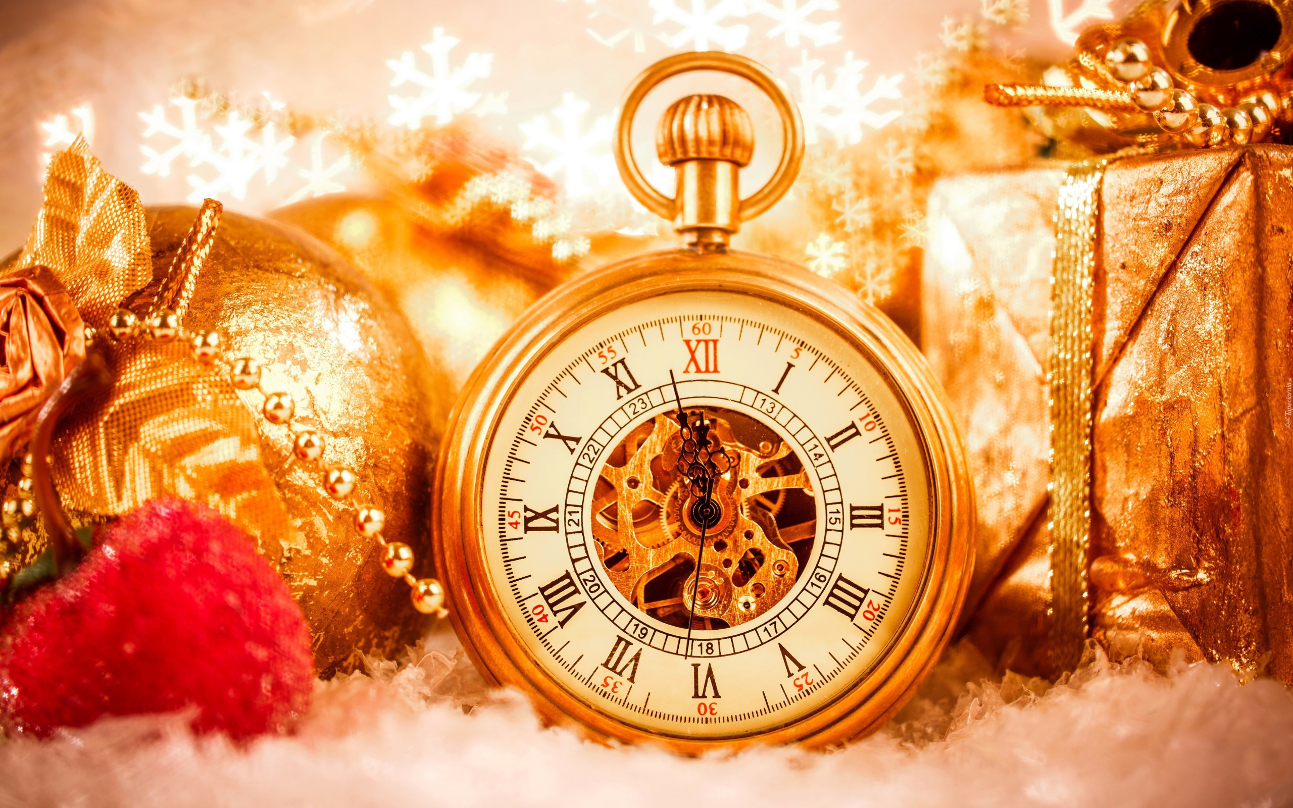 Новогодние украшения с часами крупным планом