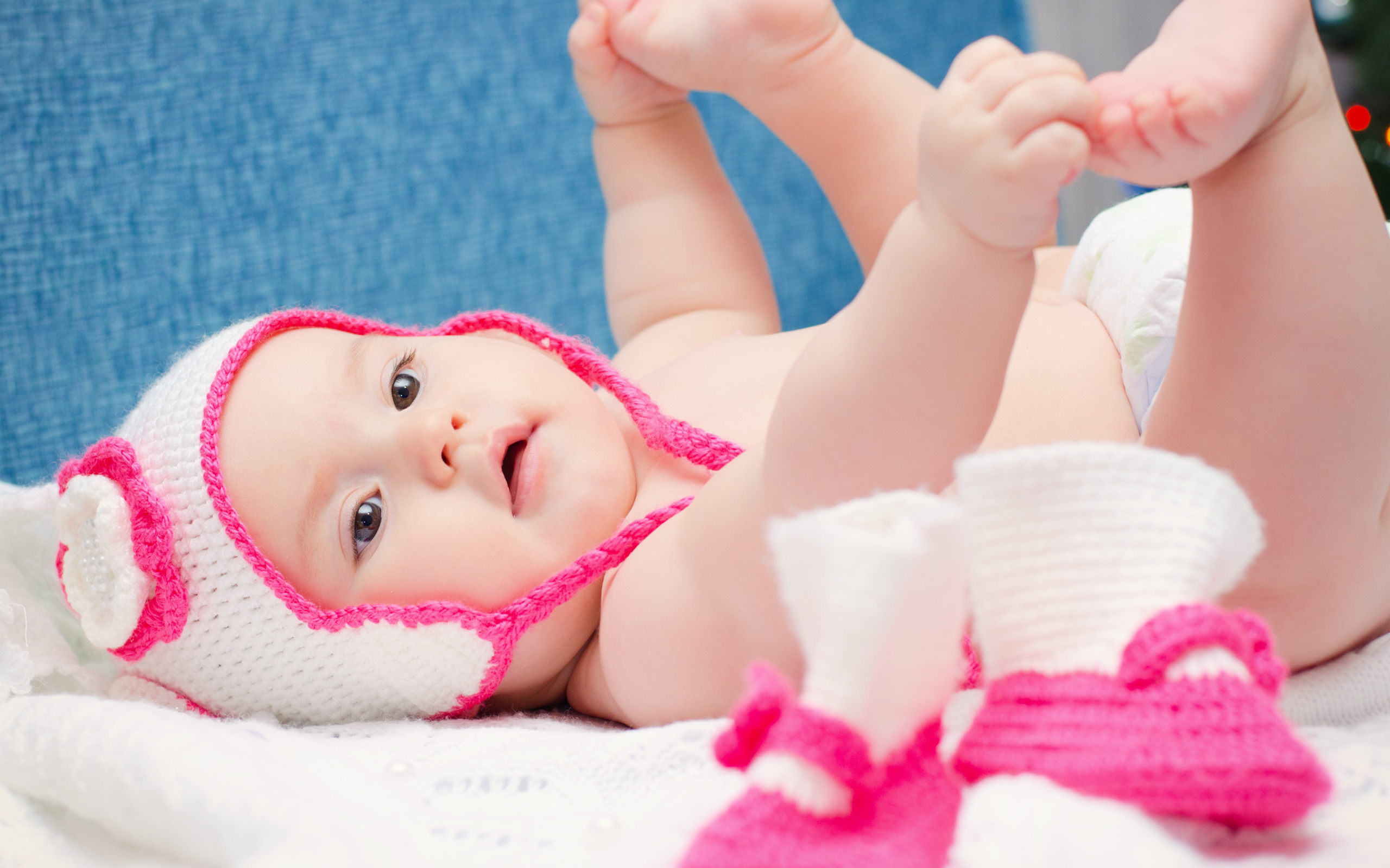 Милый грудной ребенок в вязаной шапке