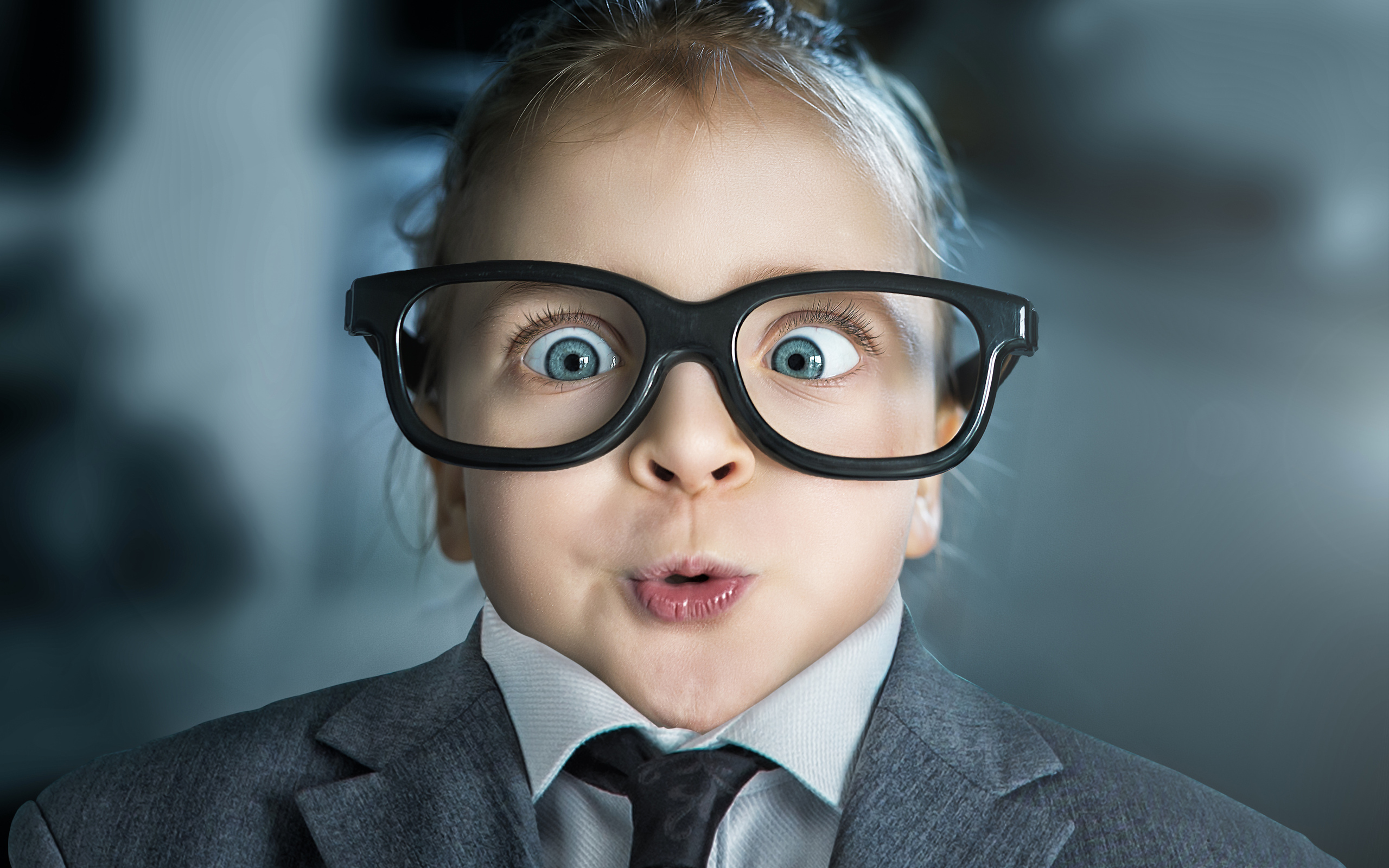Девочка со смешными глазами в больших очках