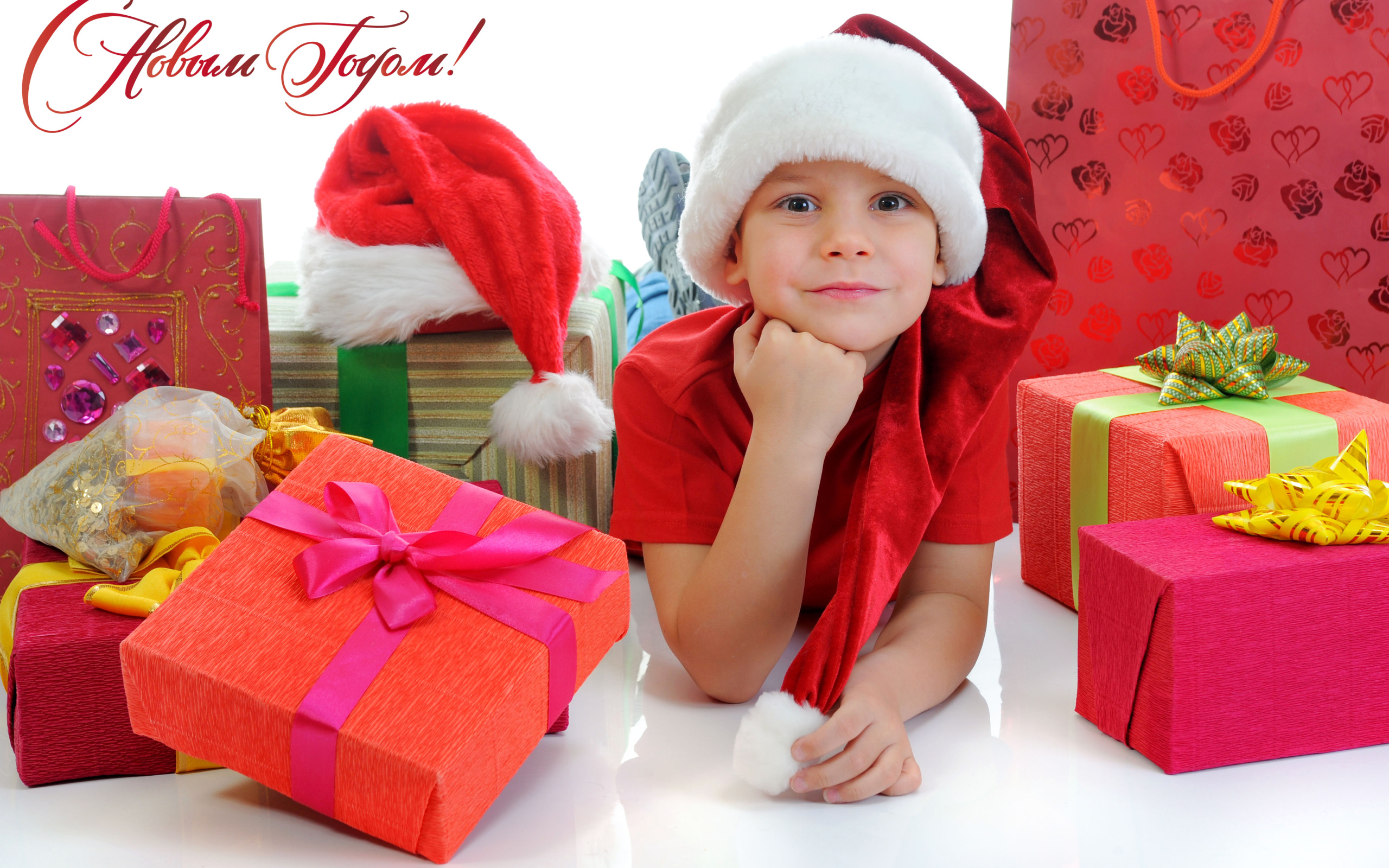 Маленький мальчик с большими подарками на Новый год 2018