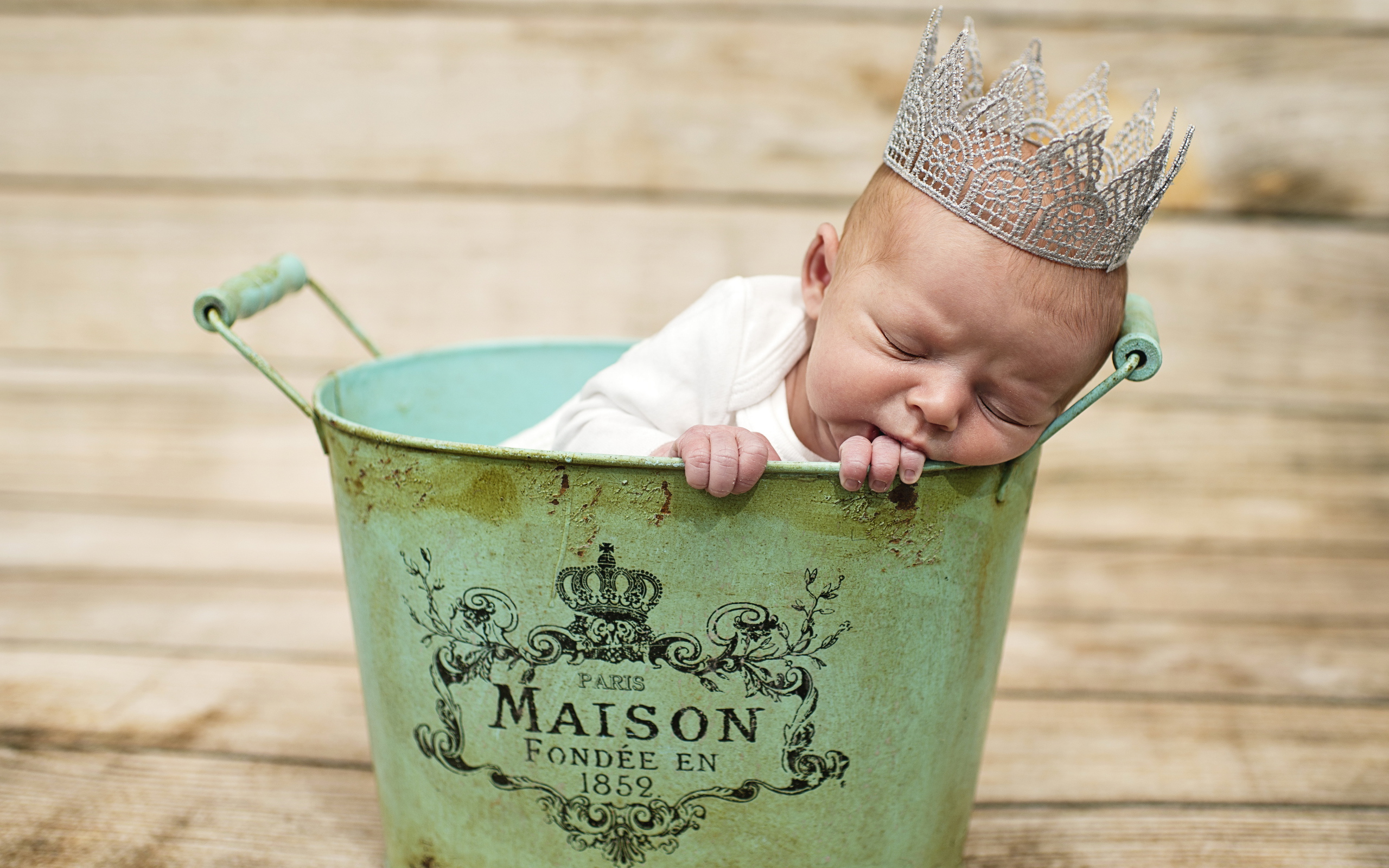 Спящий грудной ребенок с короной на голове