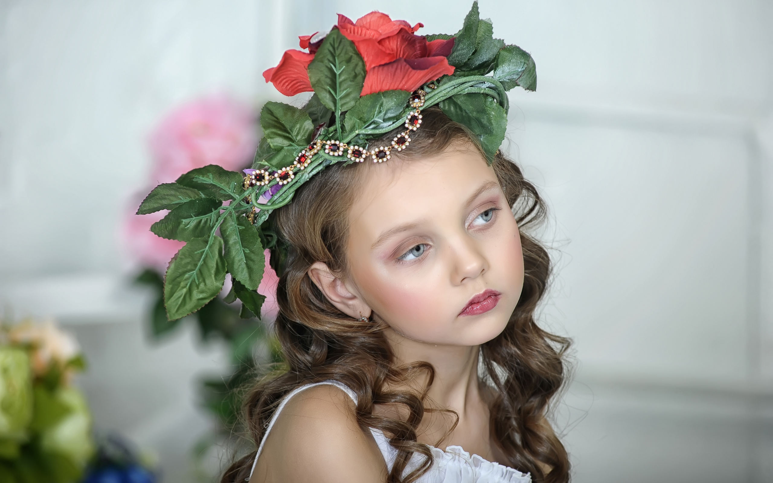 Красивая маленькая девочка с украшениями на голове