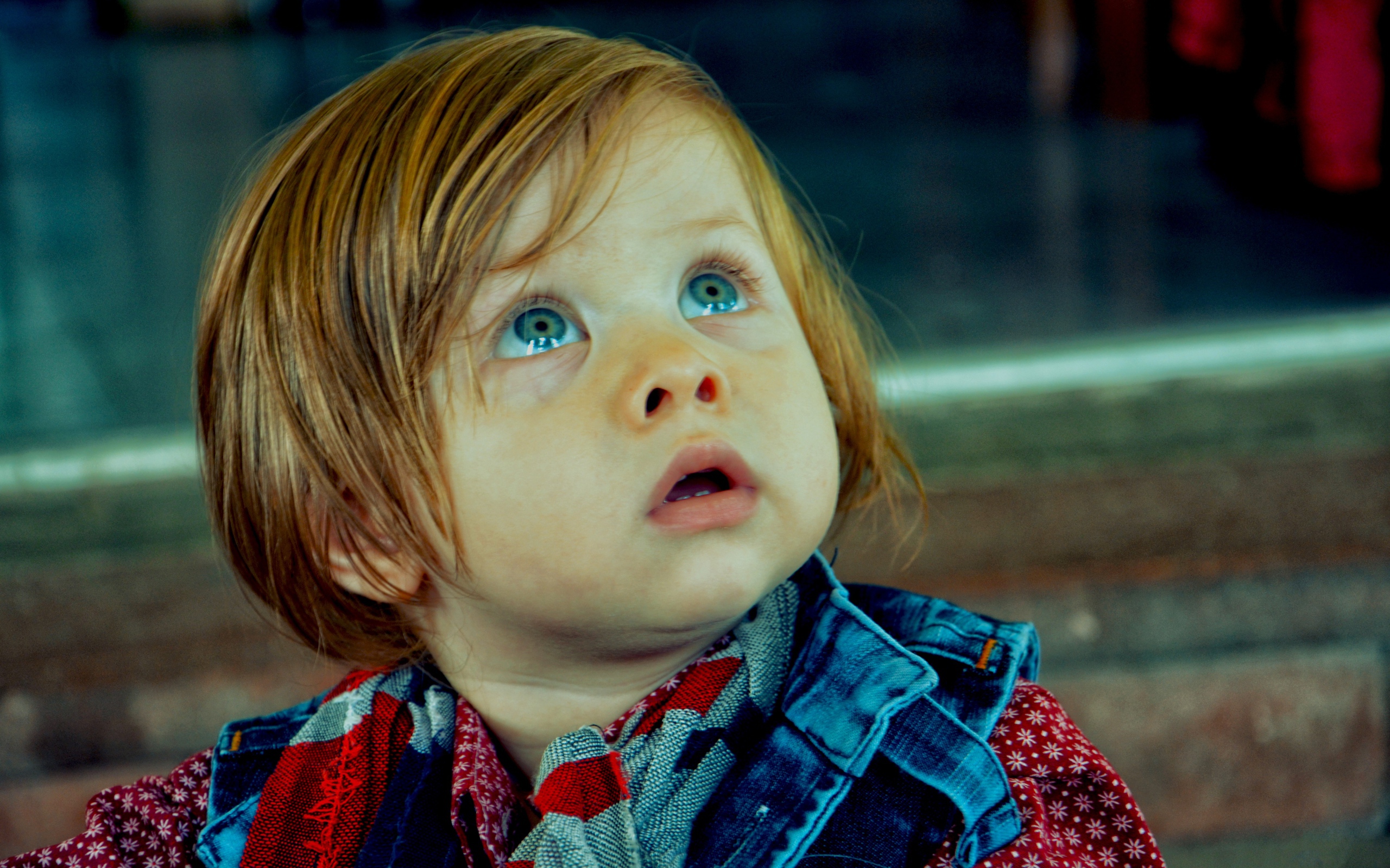 Милый голубоглазый ребенок с рыжими волосами 