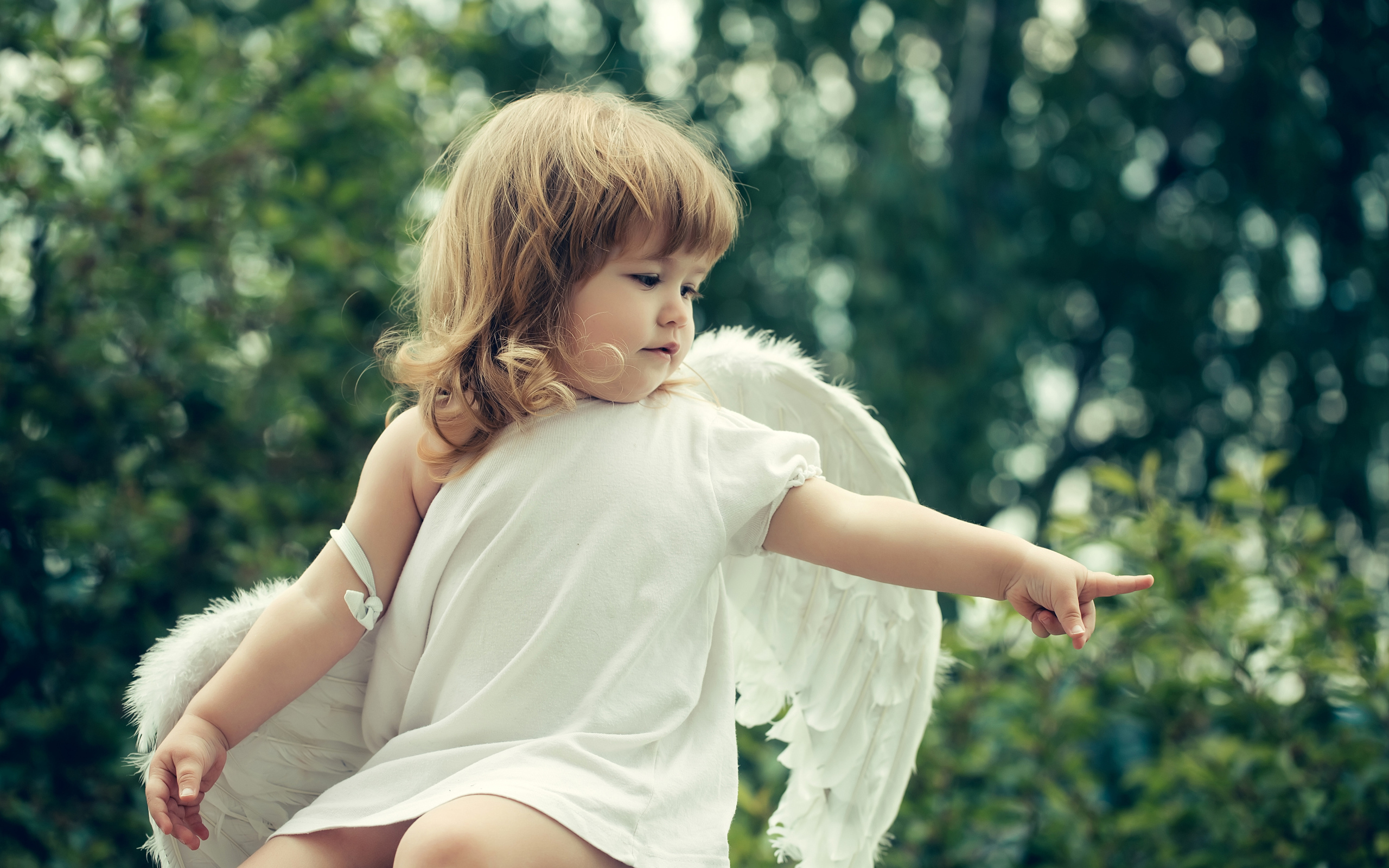 Маленькая девочка в костюме ангела