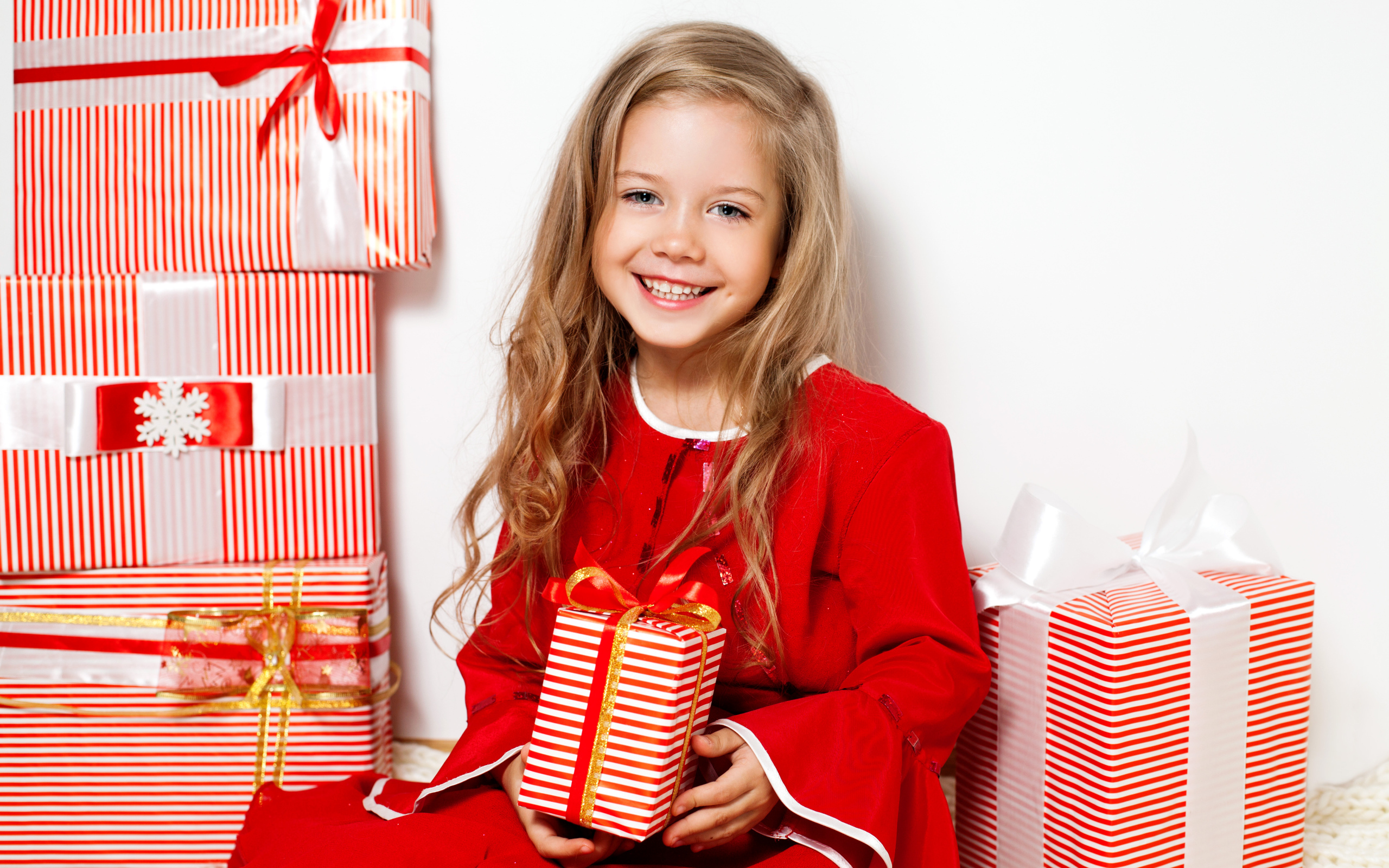 Маленькая девочка с новогодними подарками