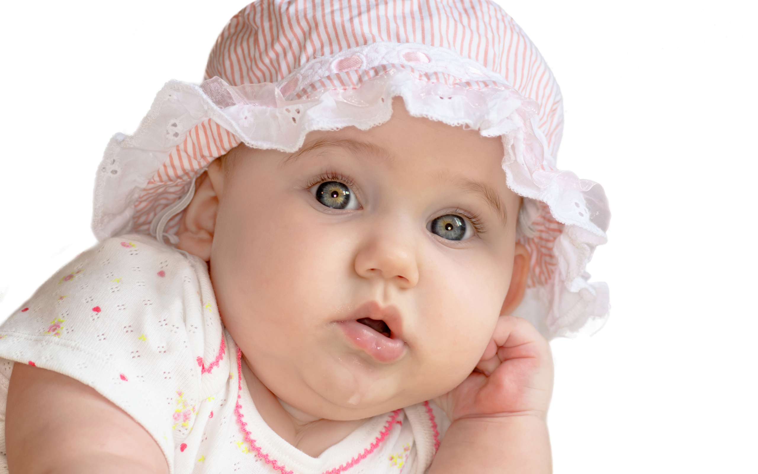 Маленькая девочка с красивыми глазами в панаме на белом фоне