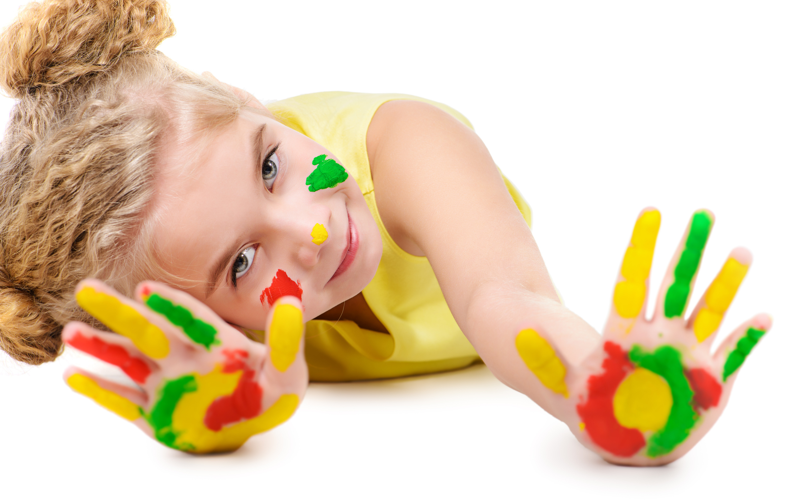 Маленькая девочка с руками в краске на белом фоне