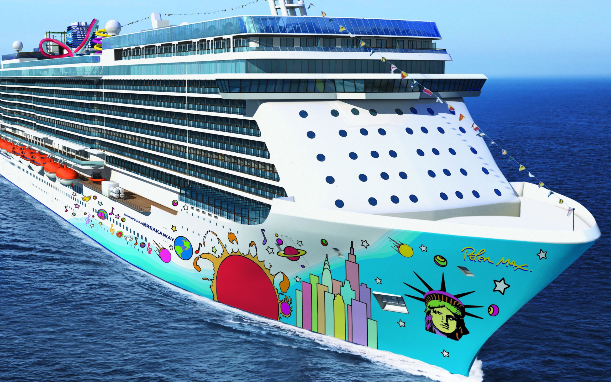 Большое круизное судно Norwegian Breakaway  в воде