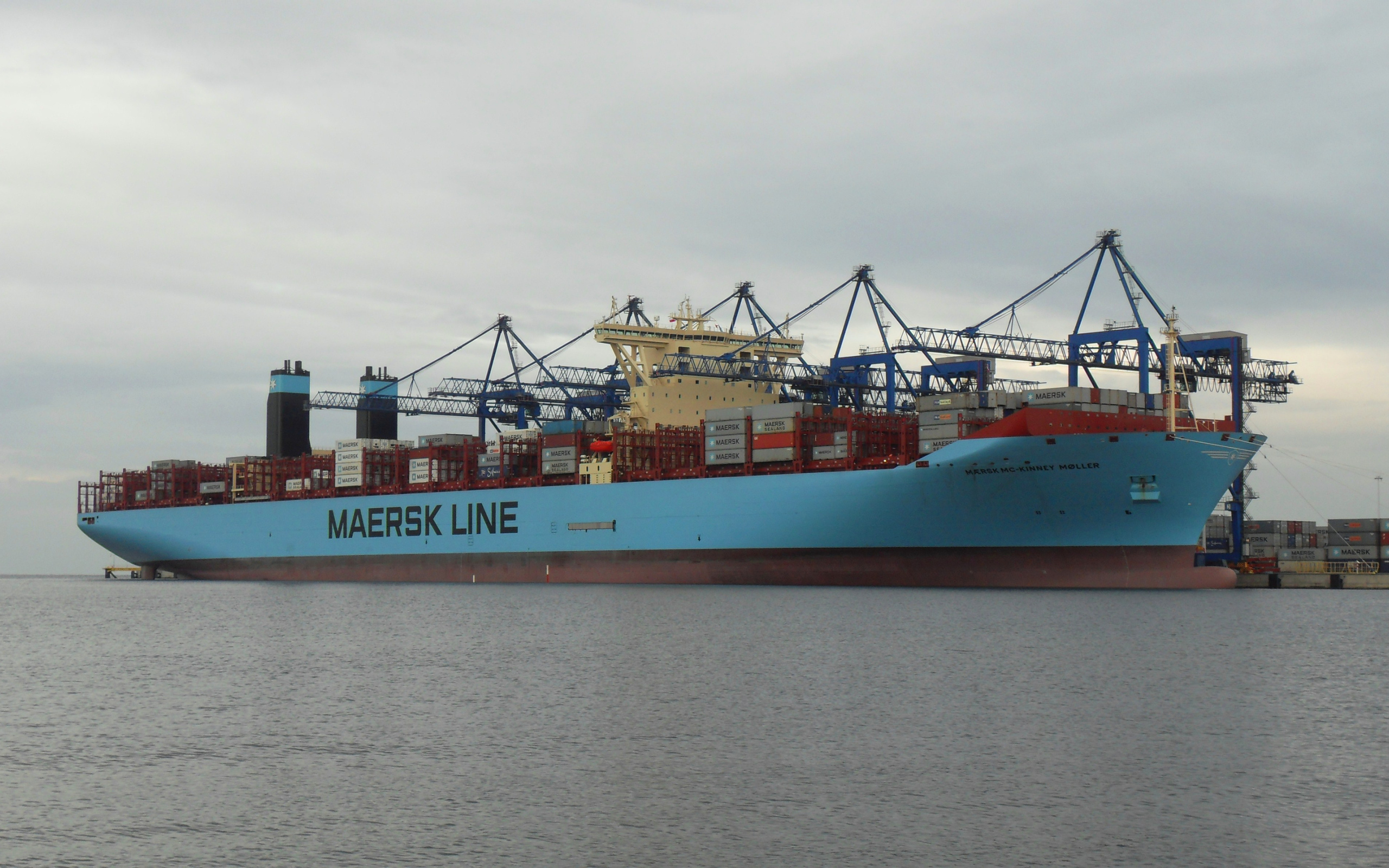 Большое грузовое судно Maersk Mc-Kinney Moller с контейнерами