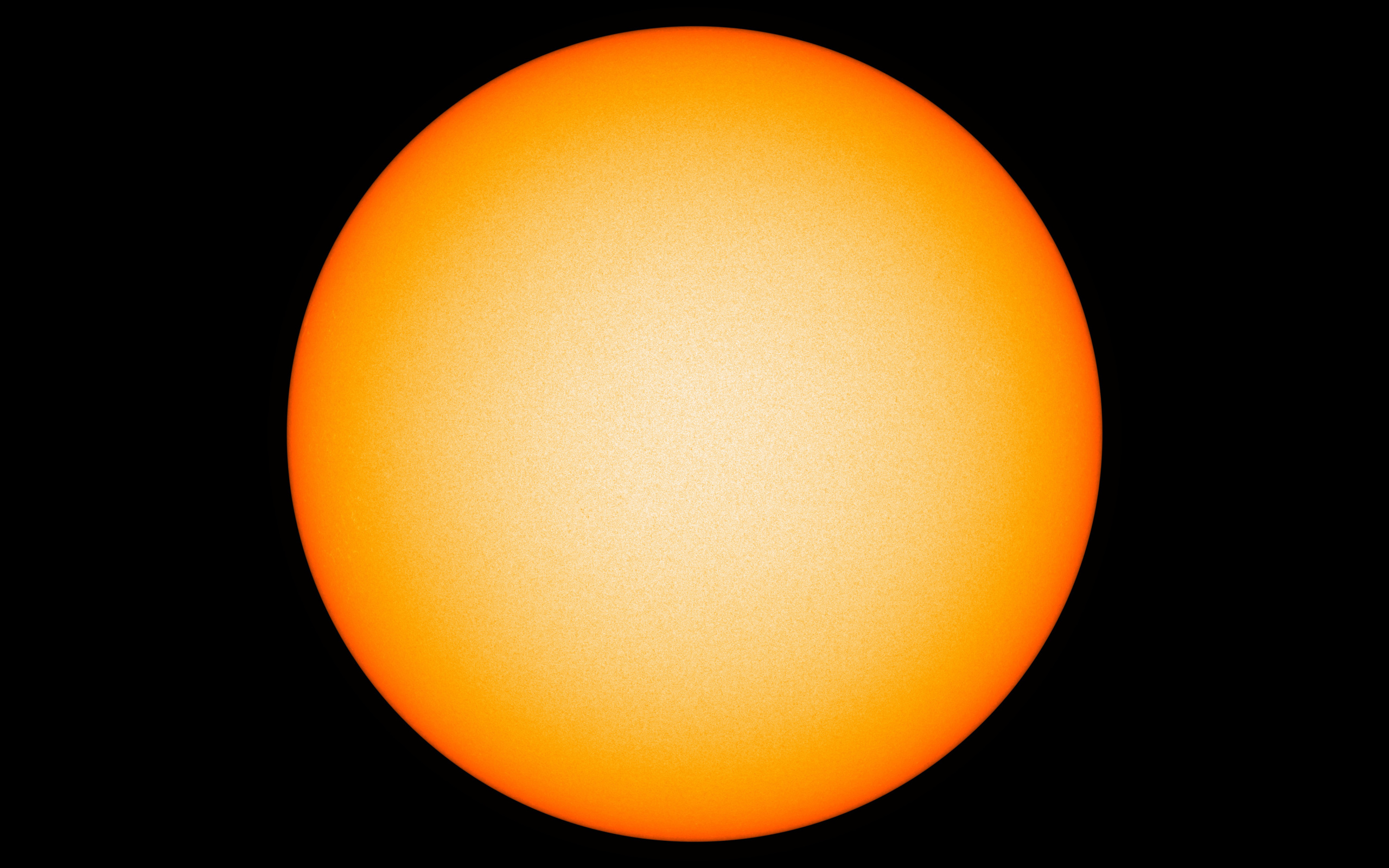 Яркое желтое солнце на черном фоне