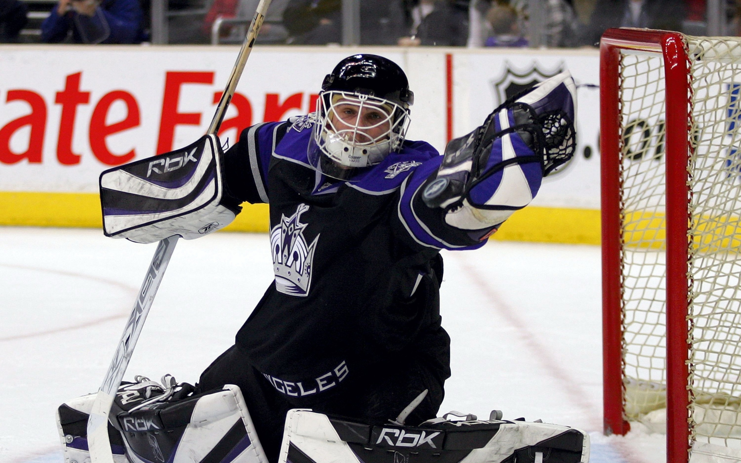 Хоккейный вратарь ловит шайбу в воротах 