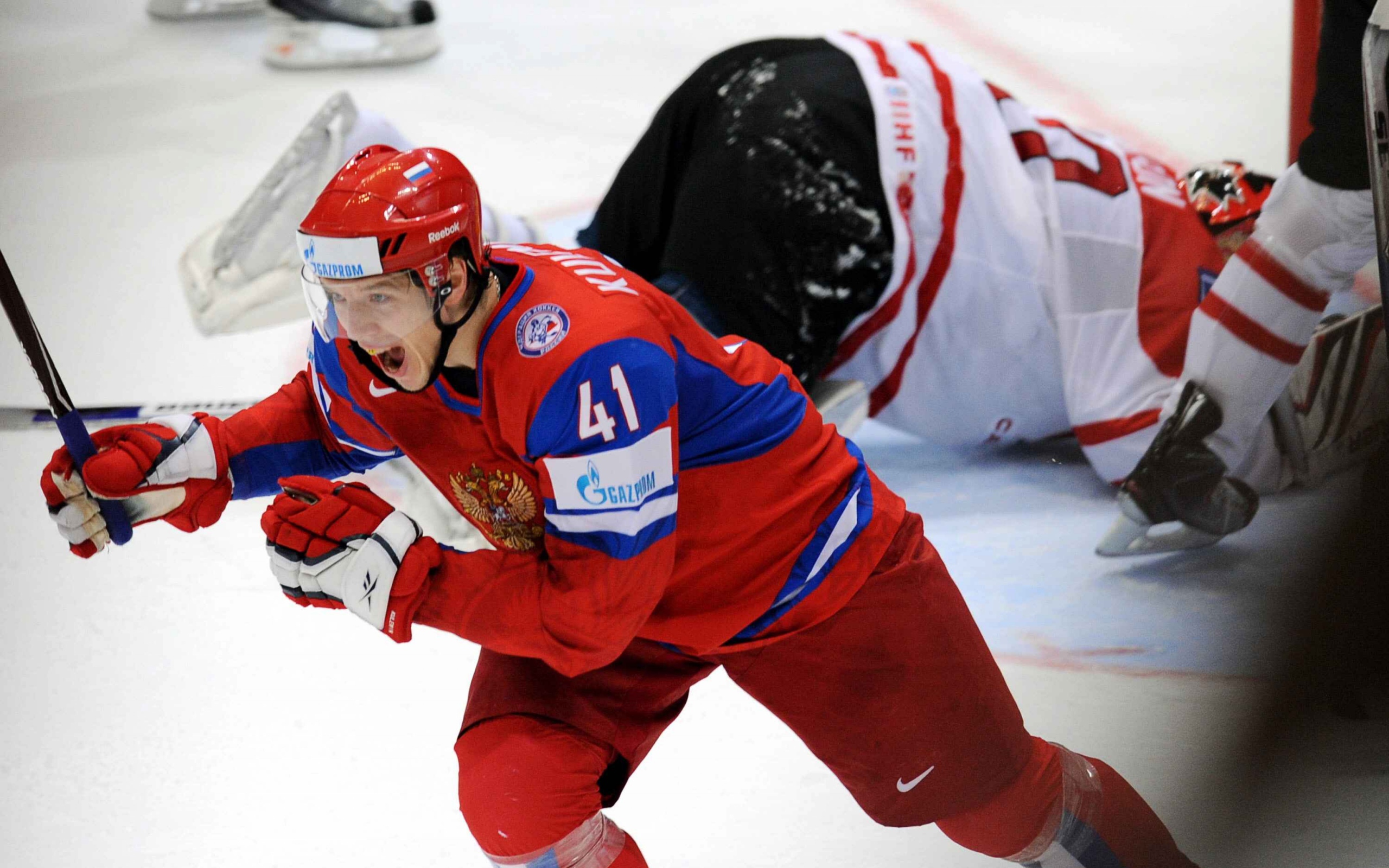 Российский хоккеист радуется победе 