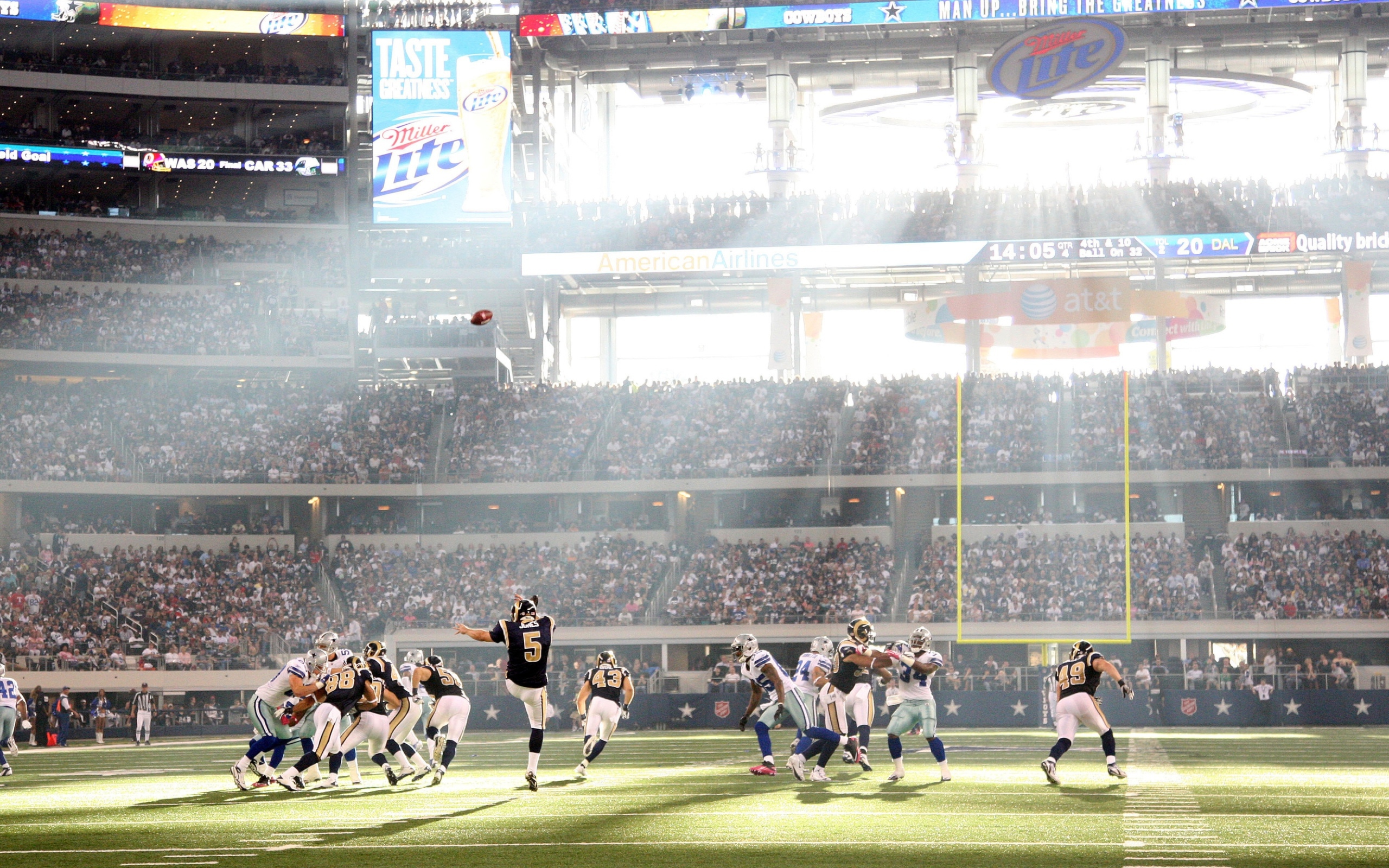 Игра команды по регби на стадионе в лучах солнца 