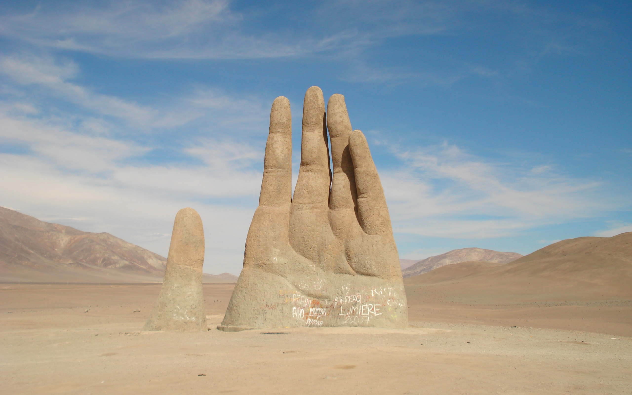 Гигантская рука Мано-де-Десьерто в пустыне Атакама, Чили 