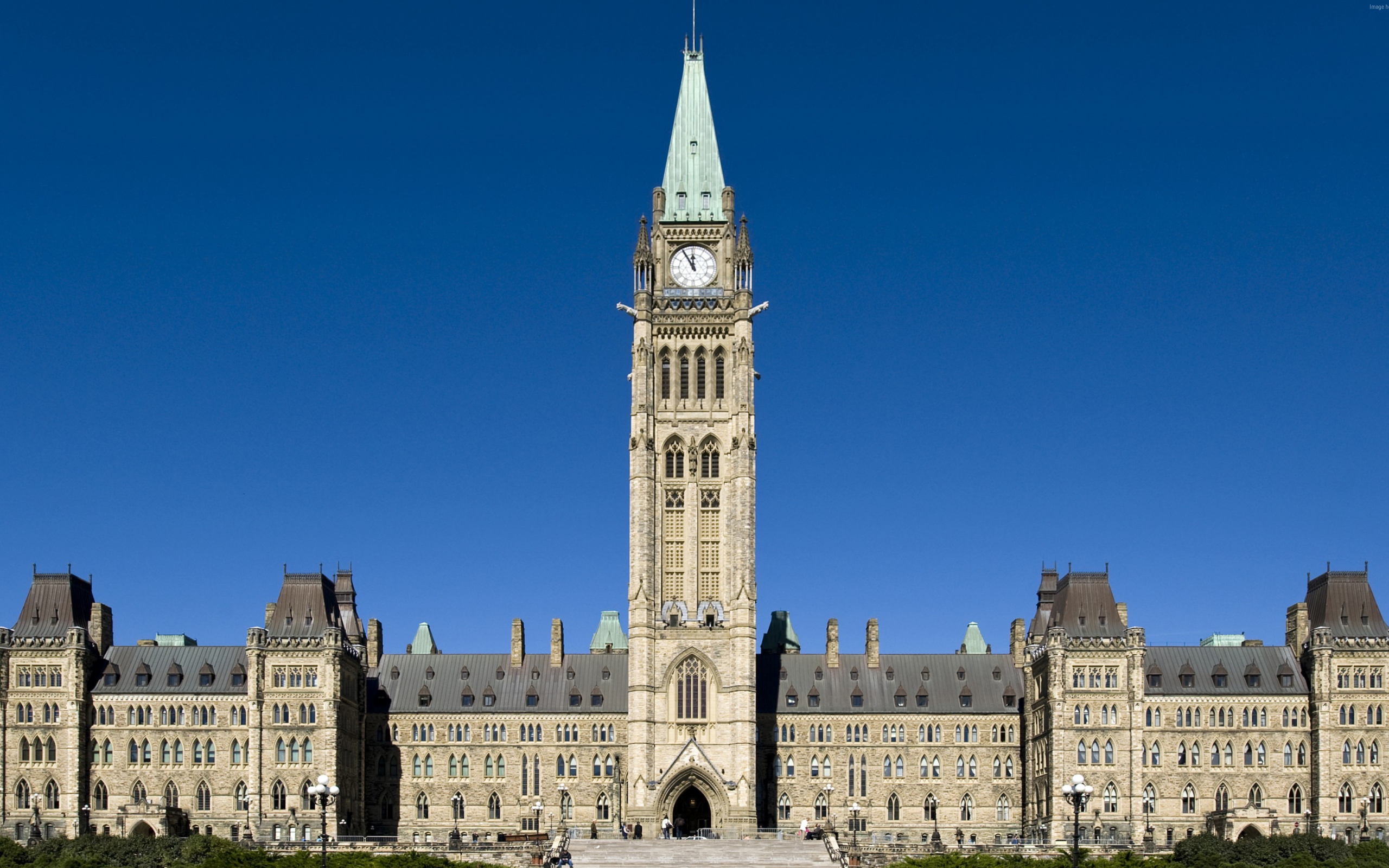 Старинное здание парламента под голубым небом, Канада