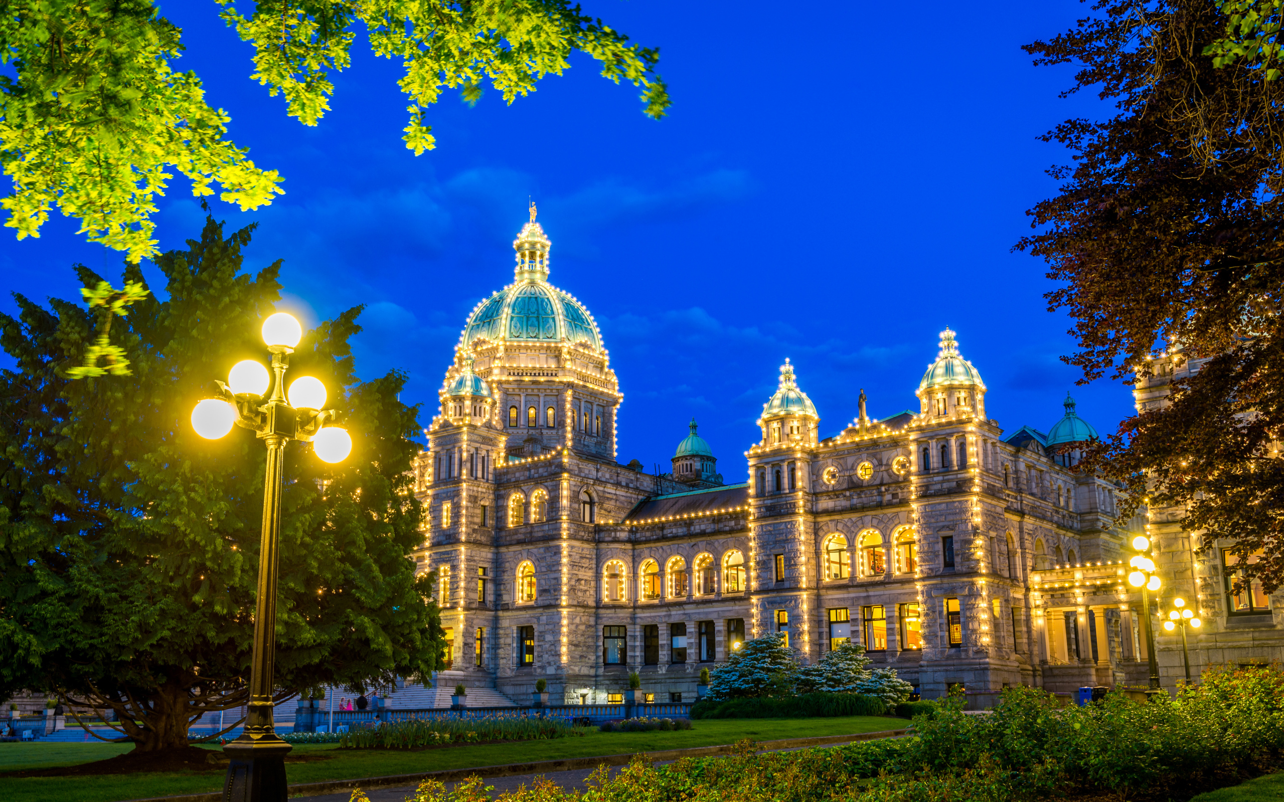 Парламент Британской Колумбии в гирляндах, Ванкувер. Канада