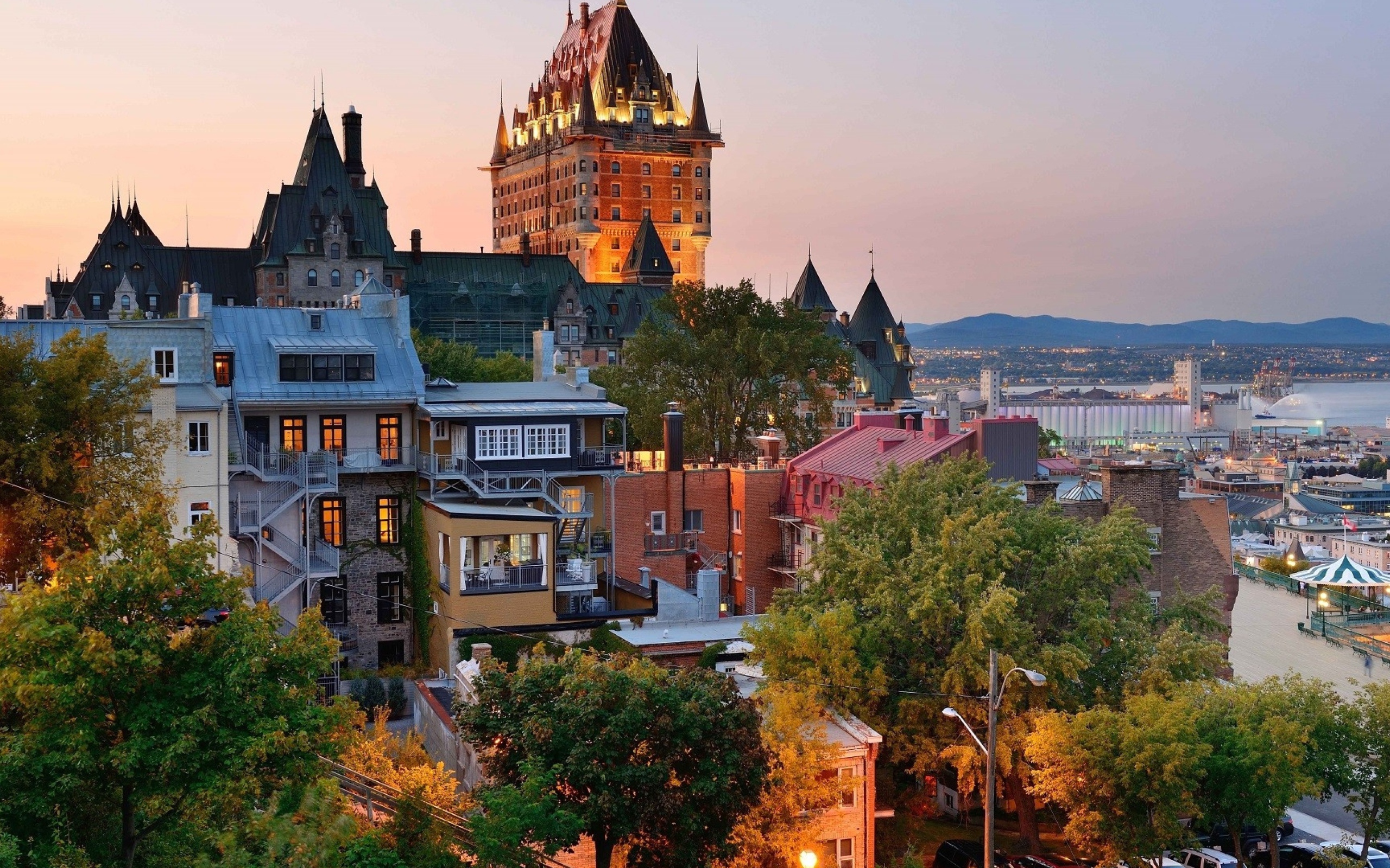 Вид на замок Шато-Фронтенак, город Квебек. Канада 