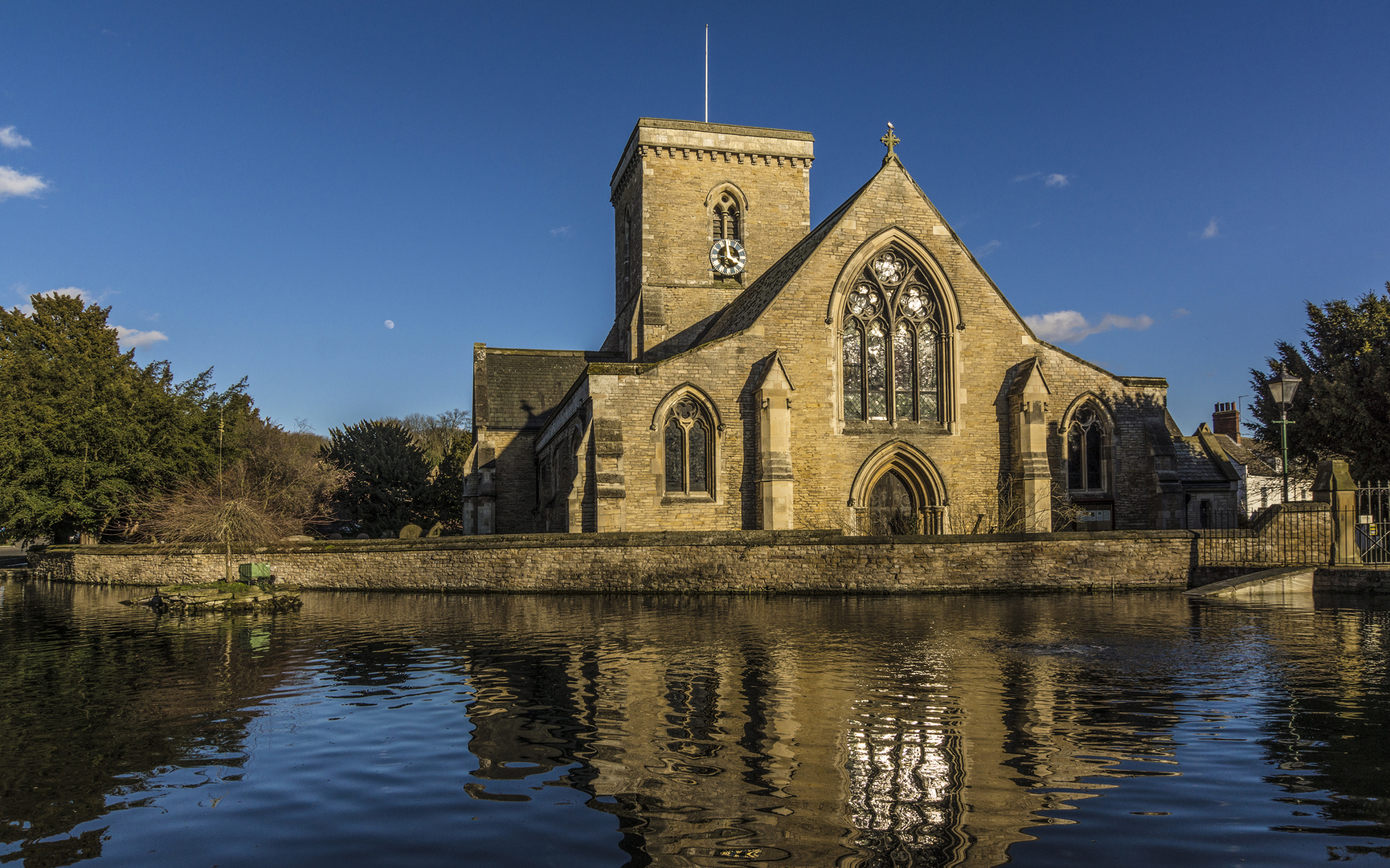 Церковь St Helen у воды город Уэлтон, Англия
