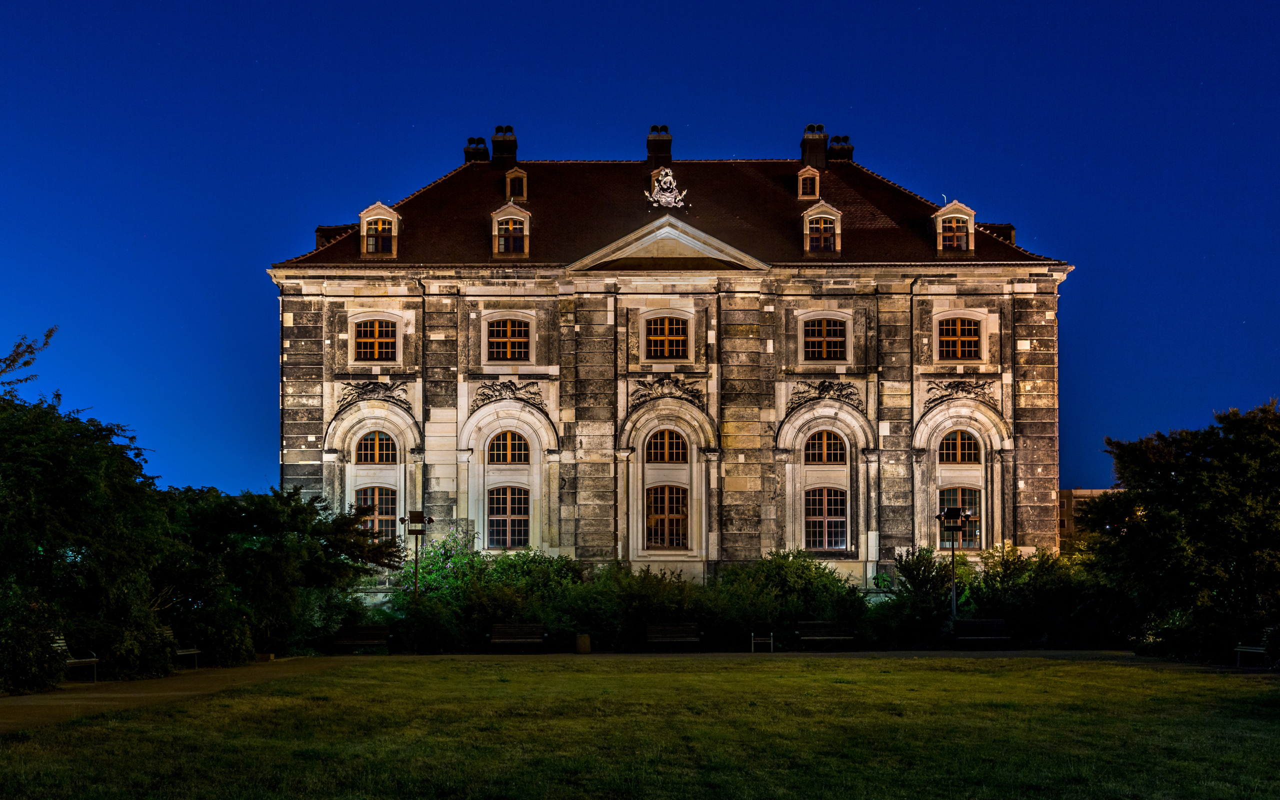 Старинный особняк  ночью, Дрезден. Германия 