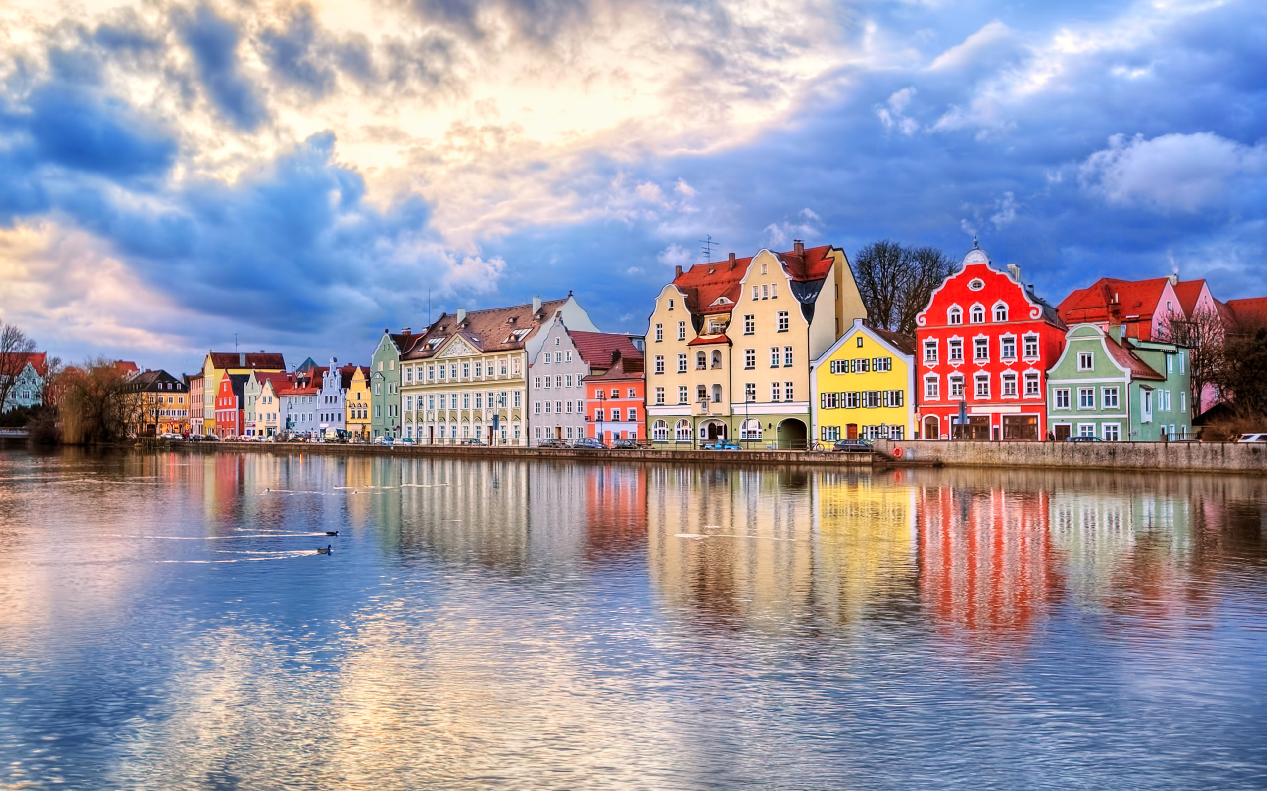 Разноцветные дома на набережной, Германия 