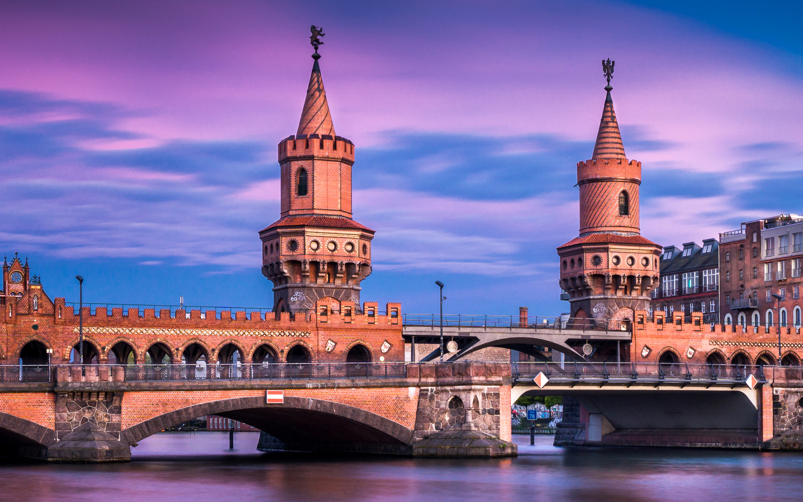 Красный старинный  мост Обербаумбрюкке, Берлин. Германия 