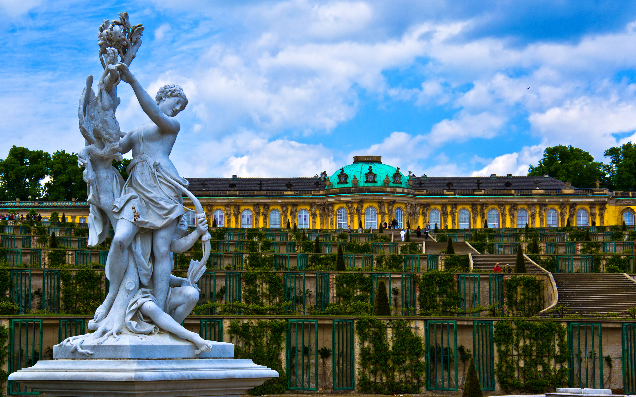 Скульптура у дворца Сан-Суси, Потсдам. Германия 