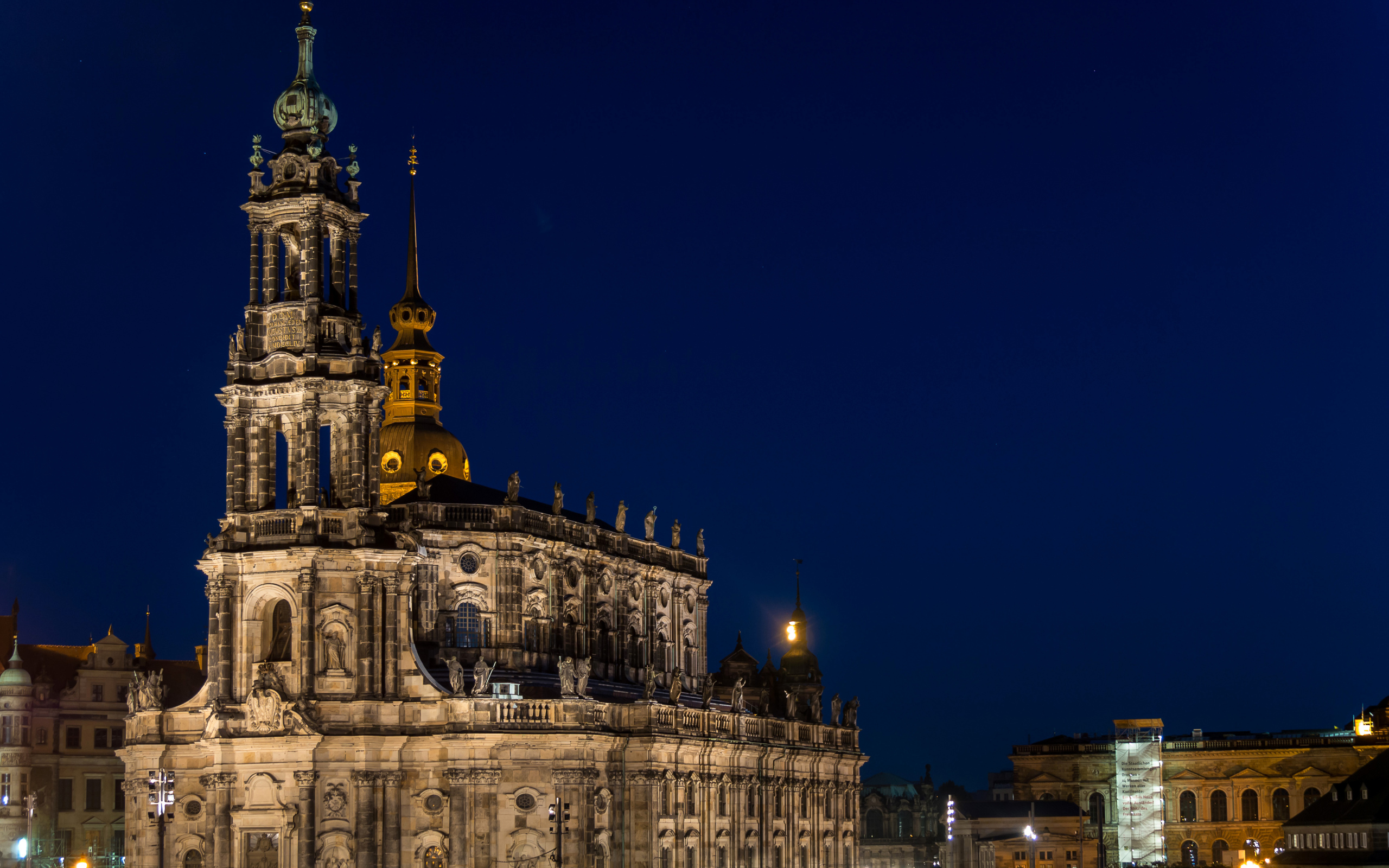 Старинный собор Хофкирхе ночью, Дрезден. Германия