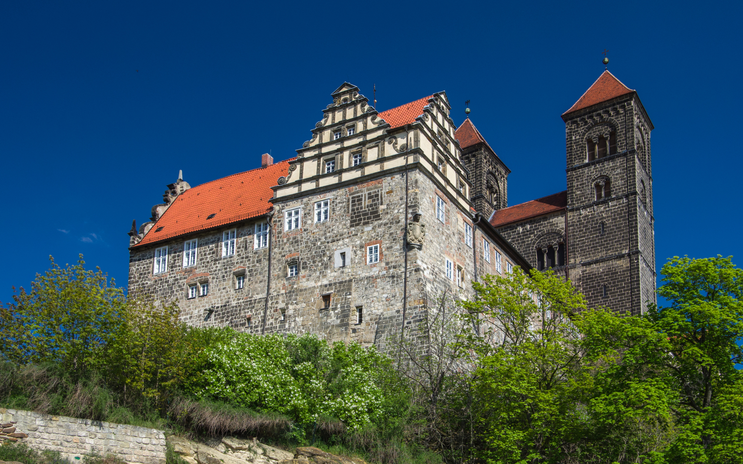 Вид на монастырь в городе Кведлинбург, Германия