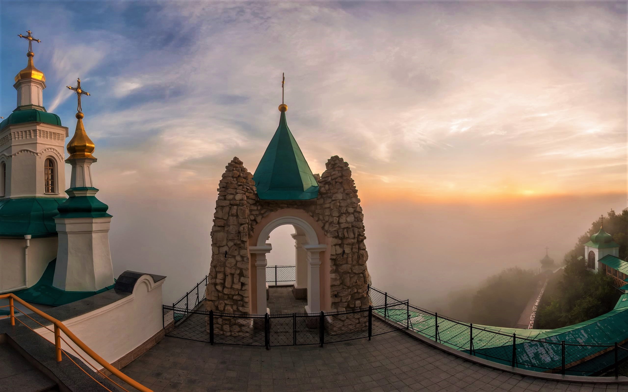 Церковь под красивым небом, остров Санторини, Греция