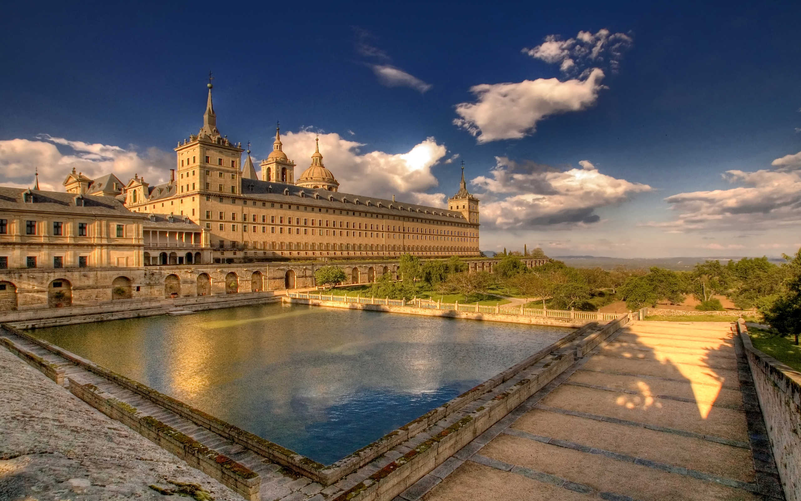 Старинный монастырь Эскориал, Италия 