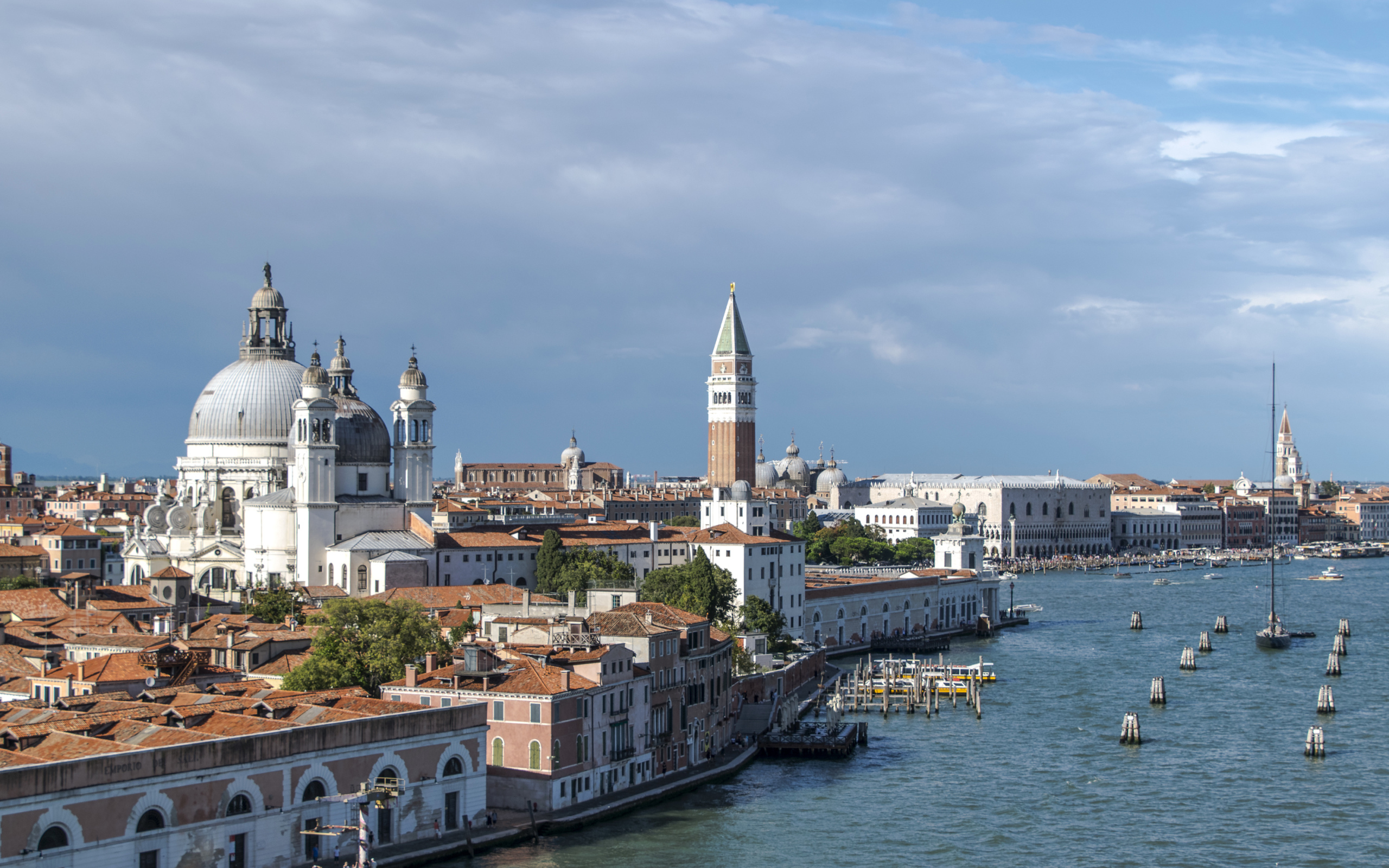 Архитектура у причала в заливе, Венеция. Италия 