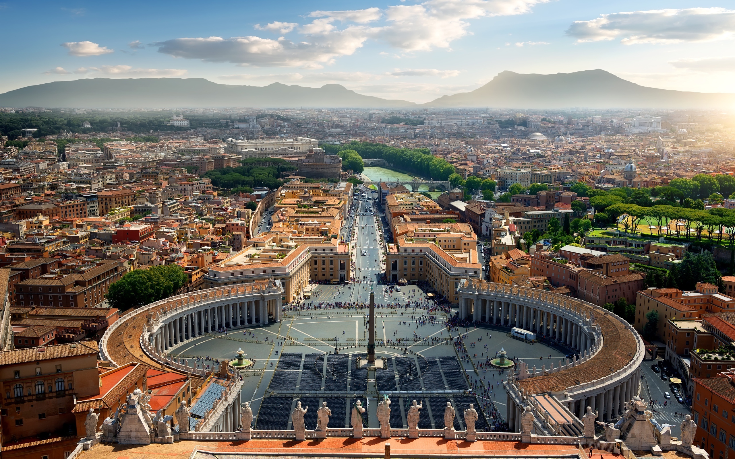 Вид сверху на городскую площадь Ватикана, Италия