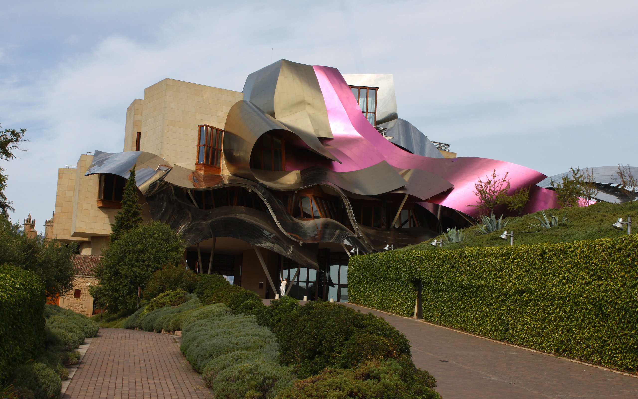 Необычное красивое здание отеля «Маркес де Рискаль», Испания