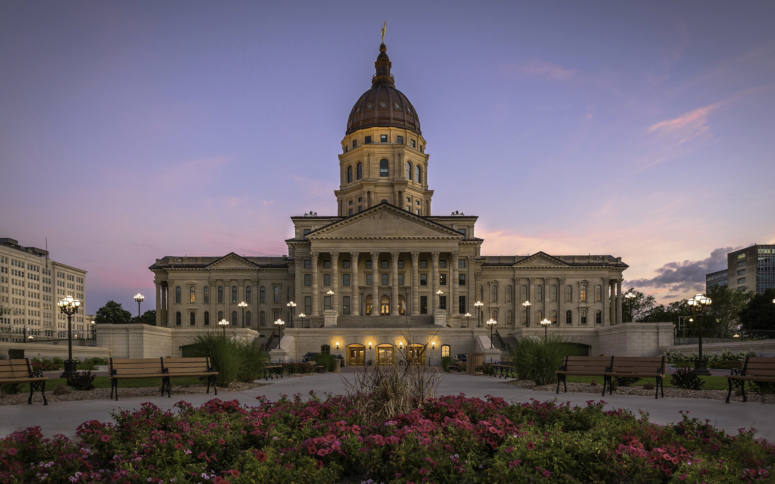 Петунии на клумбе у Капитолия штата Канзас, США 