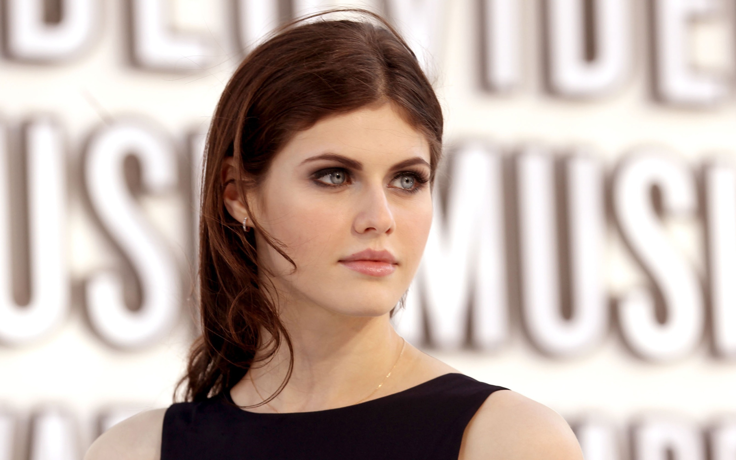 Актриса Александра Даддарио с красивыми голубыми глазами