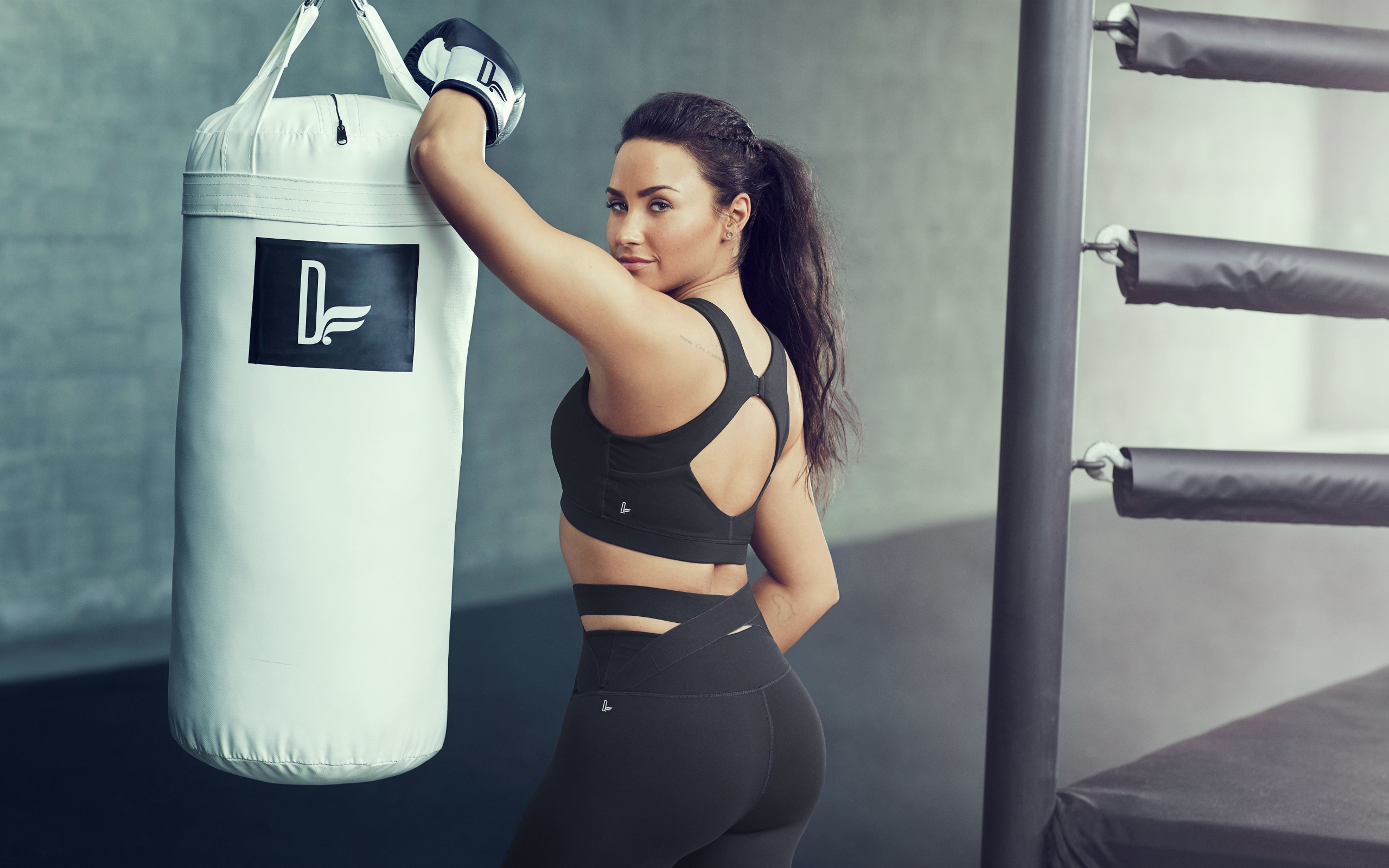 Актриса Деми Ловато в спортзале