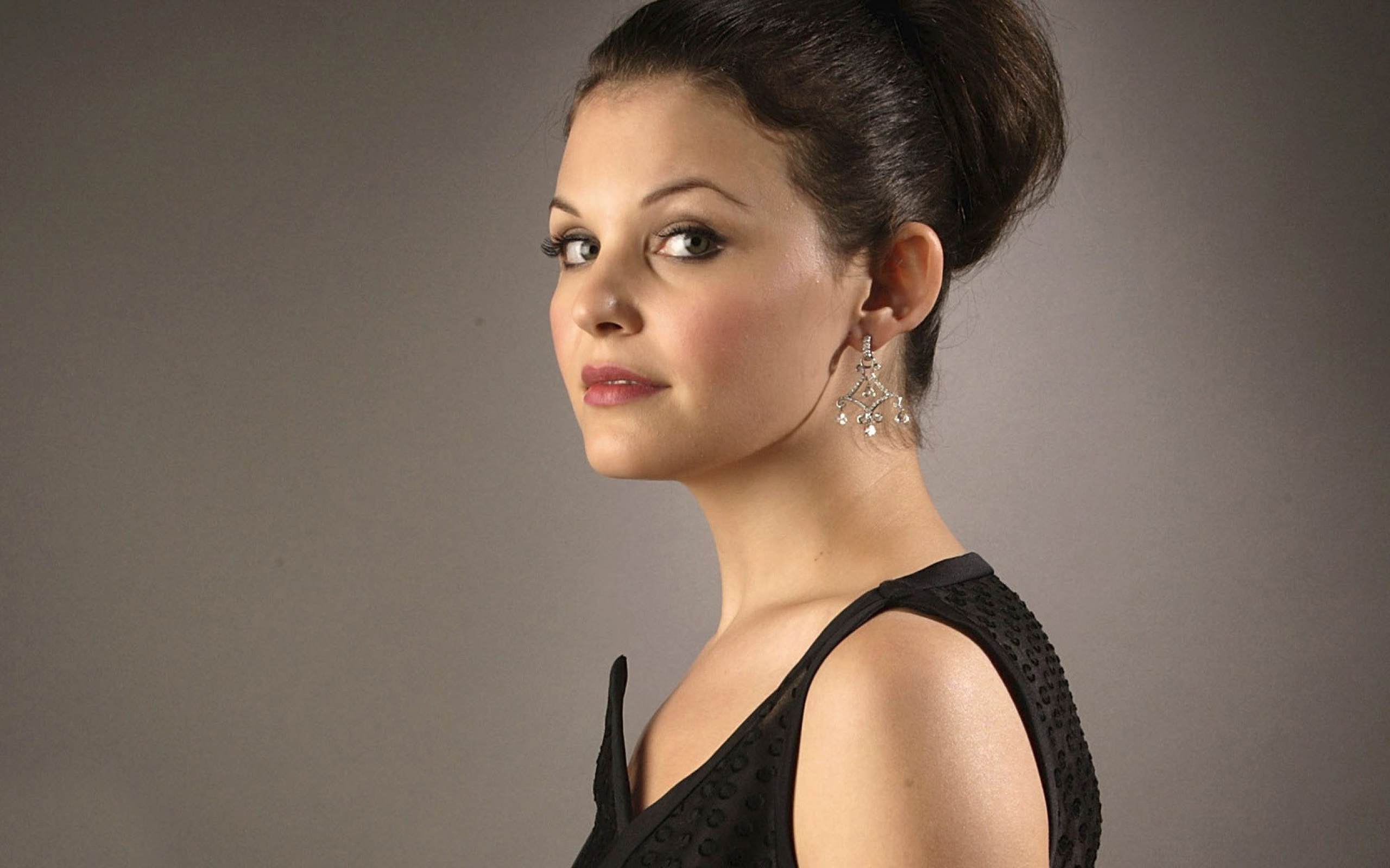 Актриса Джиннифер Гудвин с красивой прической 