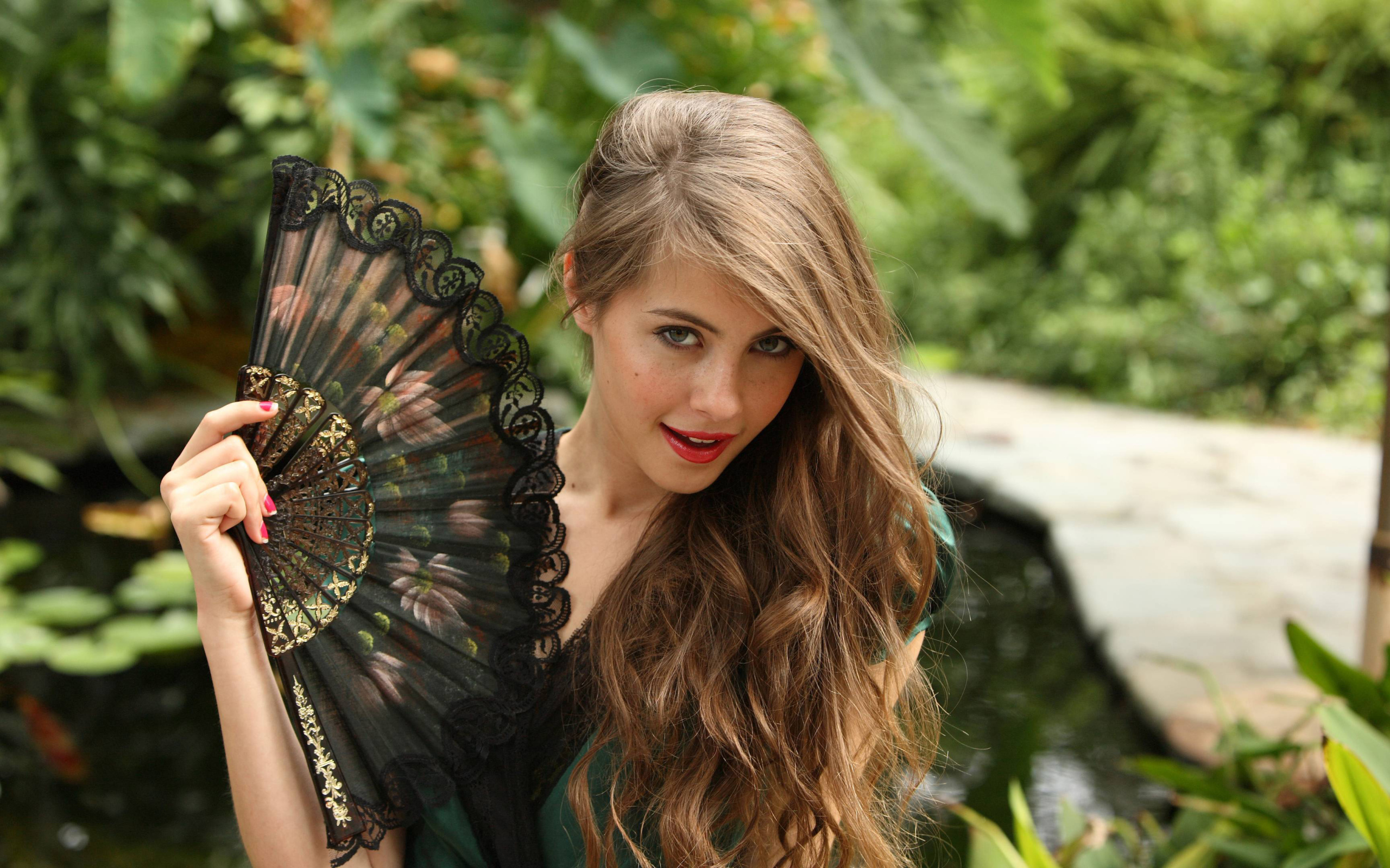 Актриса Уилла Холланд с веером 