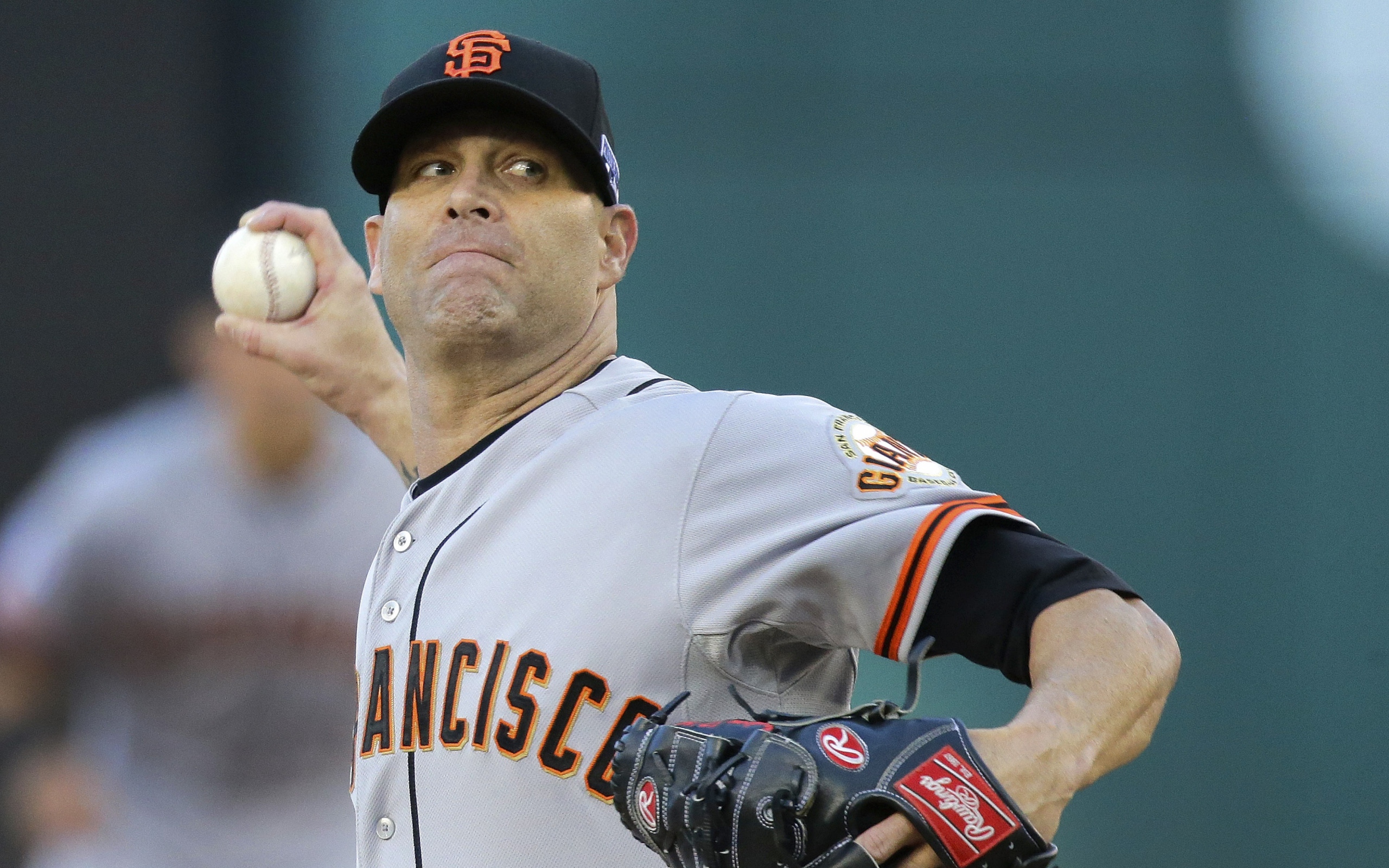 Бейсболист Тим Хадсон бросает мяч 