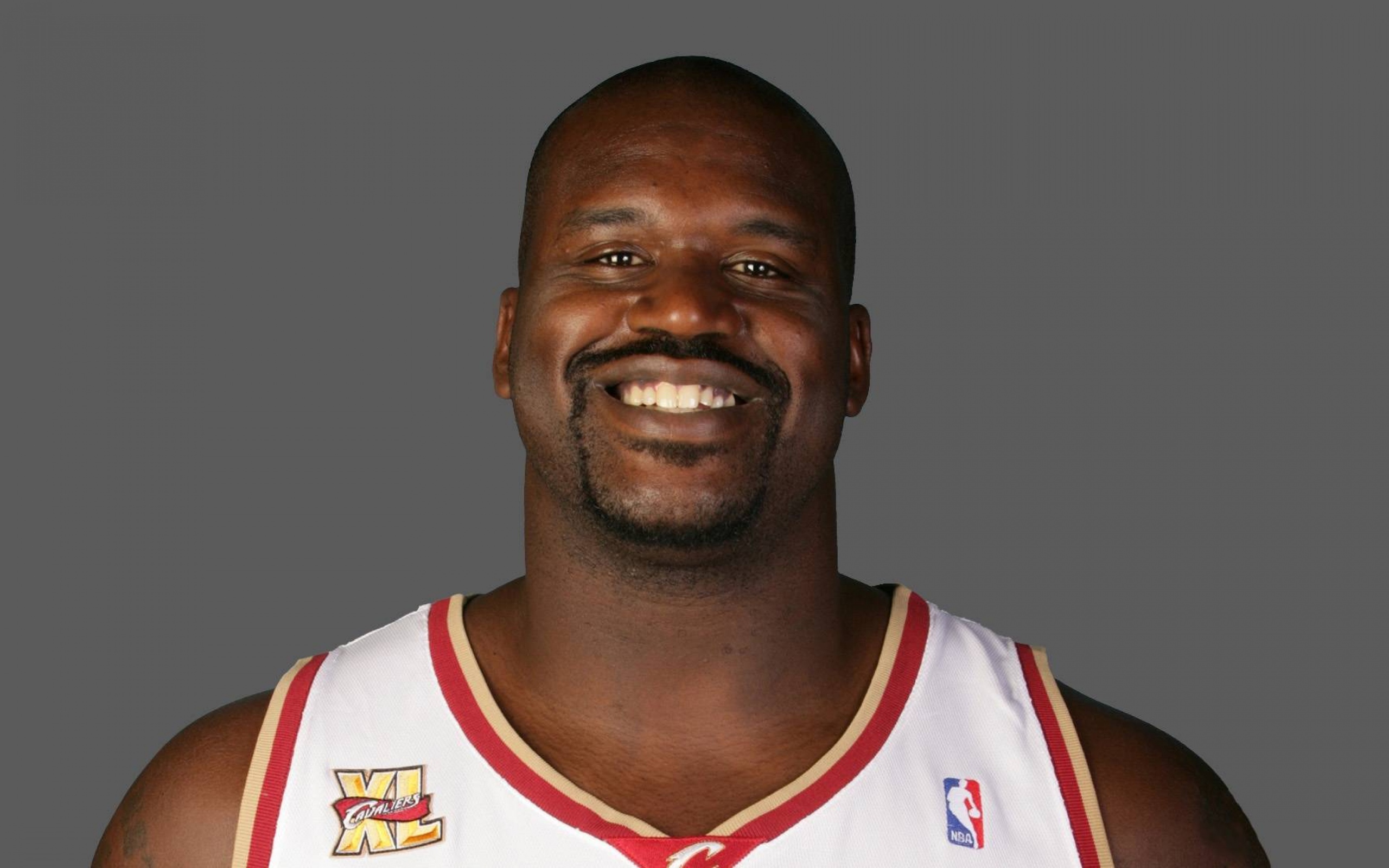 Баскетболист Шакил О’Нил улыбается 