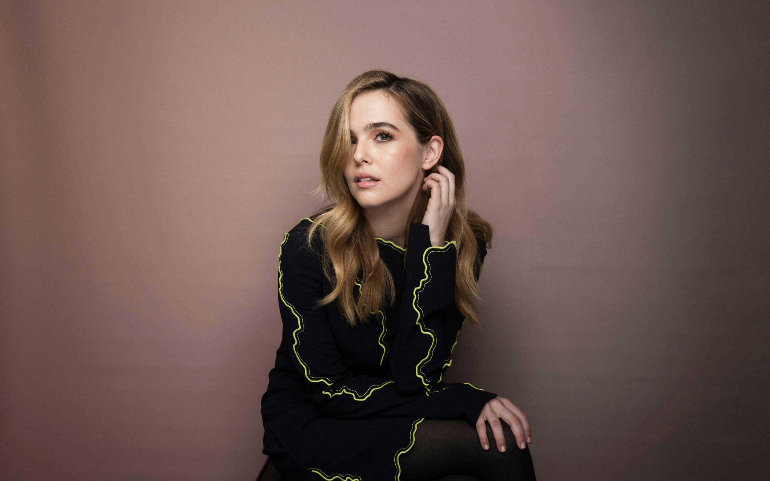 Красивая американская актриса Зои Дойч