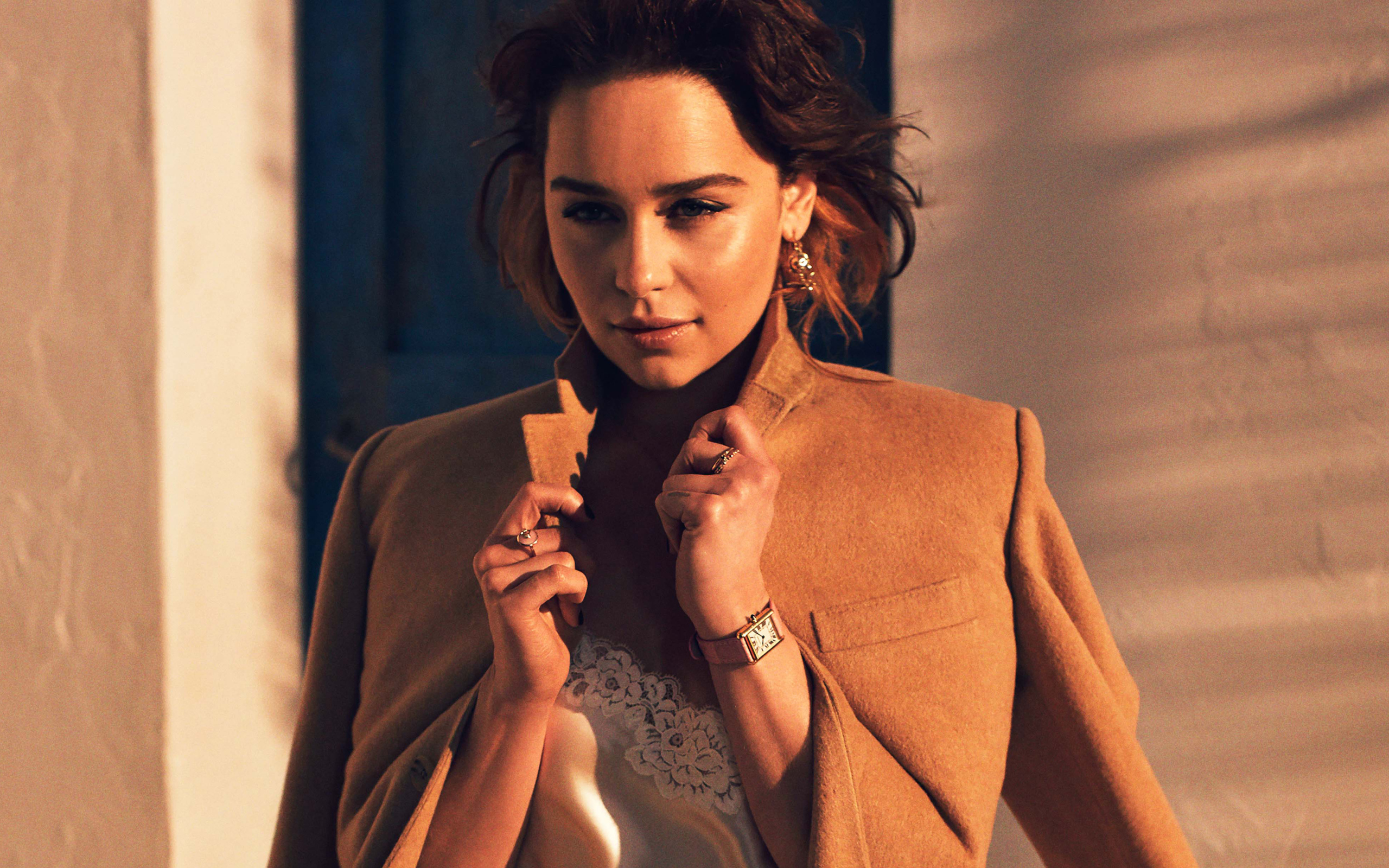 Красивая актриса Эмилия Кларк в пальто