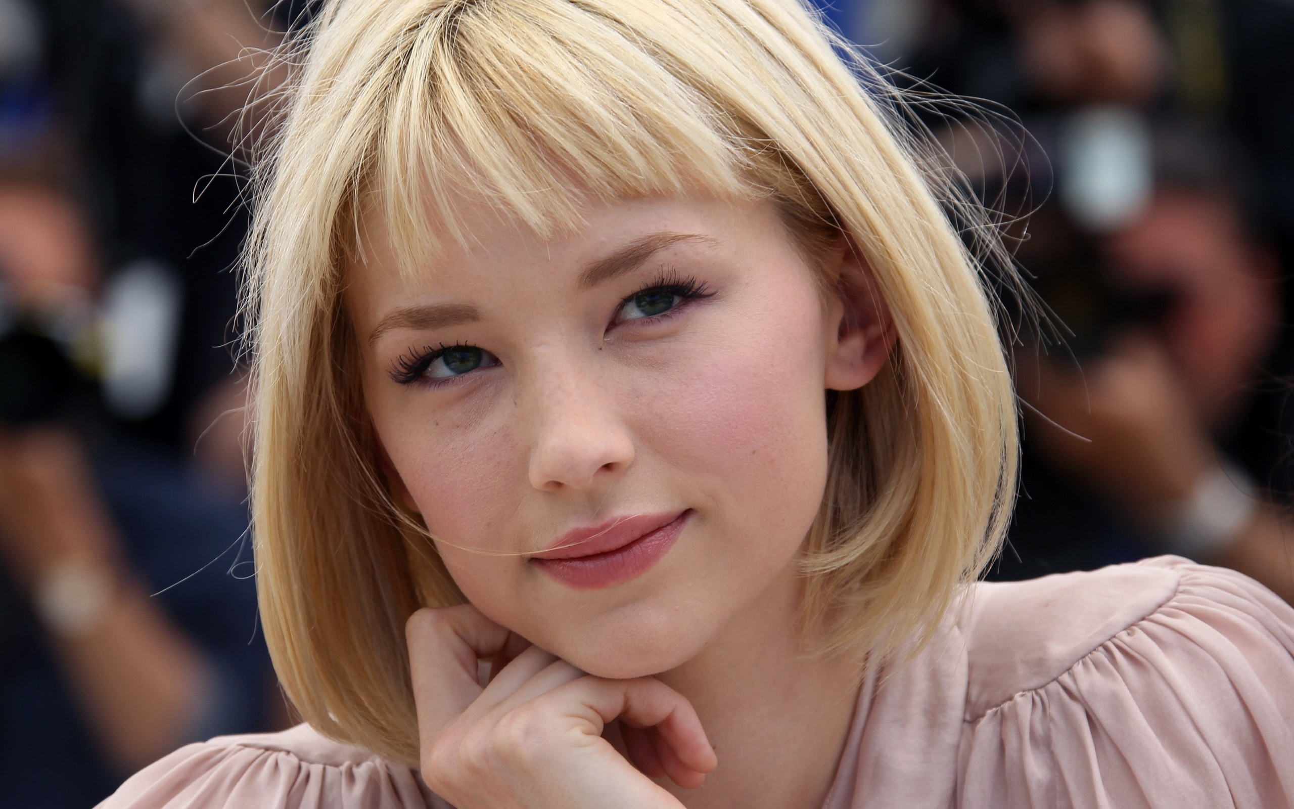 Красивая блондинка, актриса Хейли Беннетт