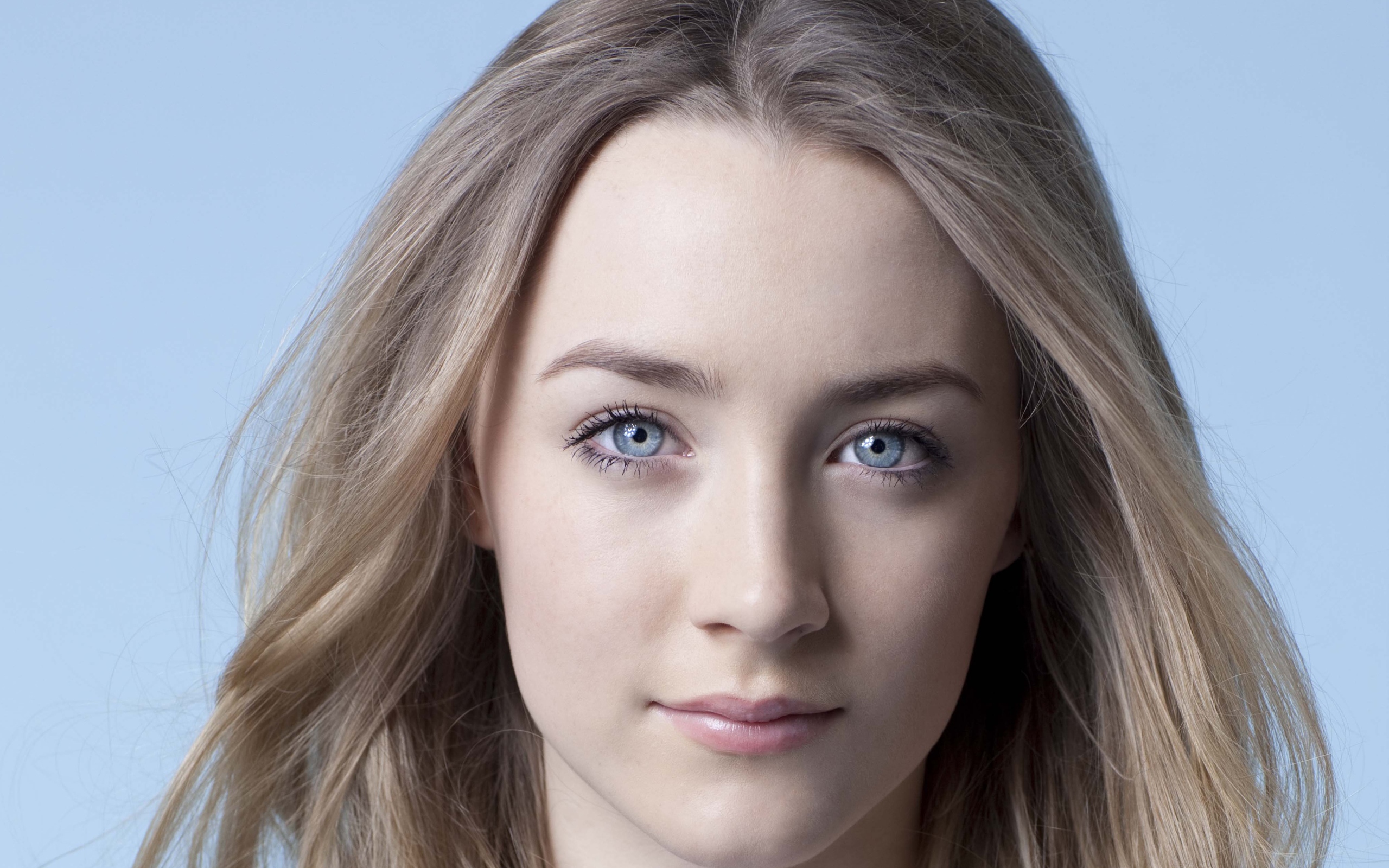 Красивая голубоглазая актриса Сирша Ронан с нежным взглядом